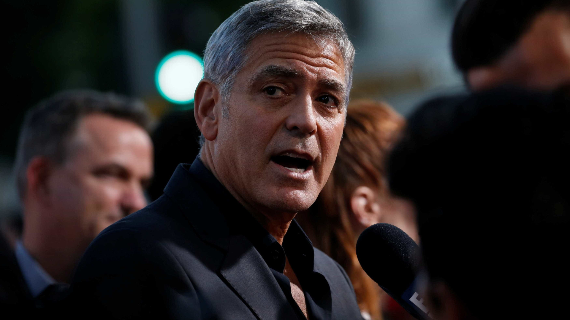 George Clooney fica ferido em acidente de moto na Itália