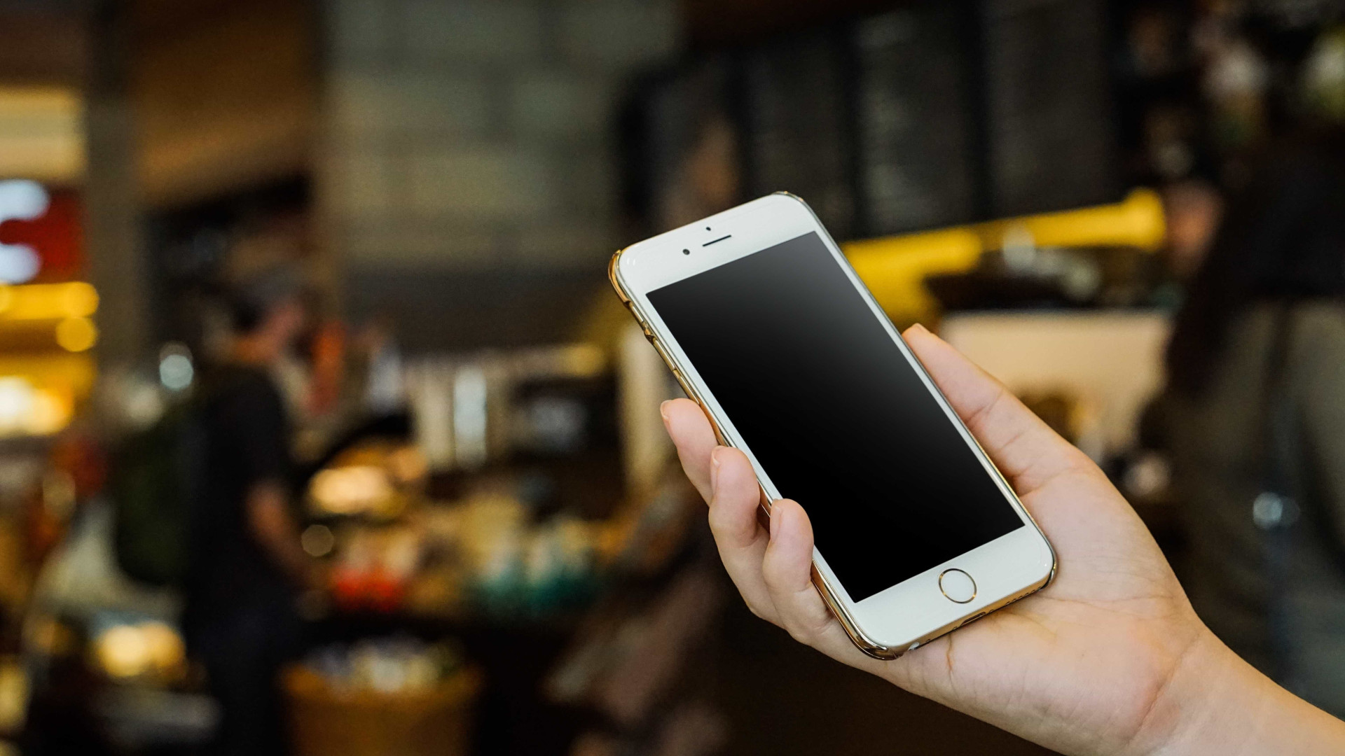 Apple é processada após confirmar limitação em desempenho de iPhones