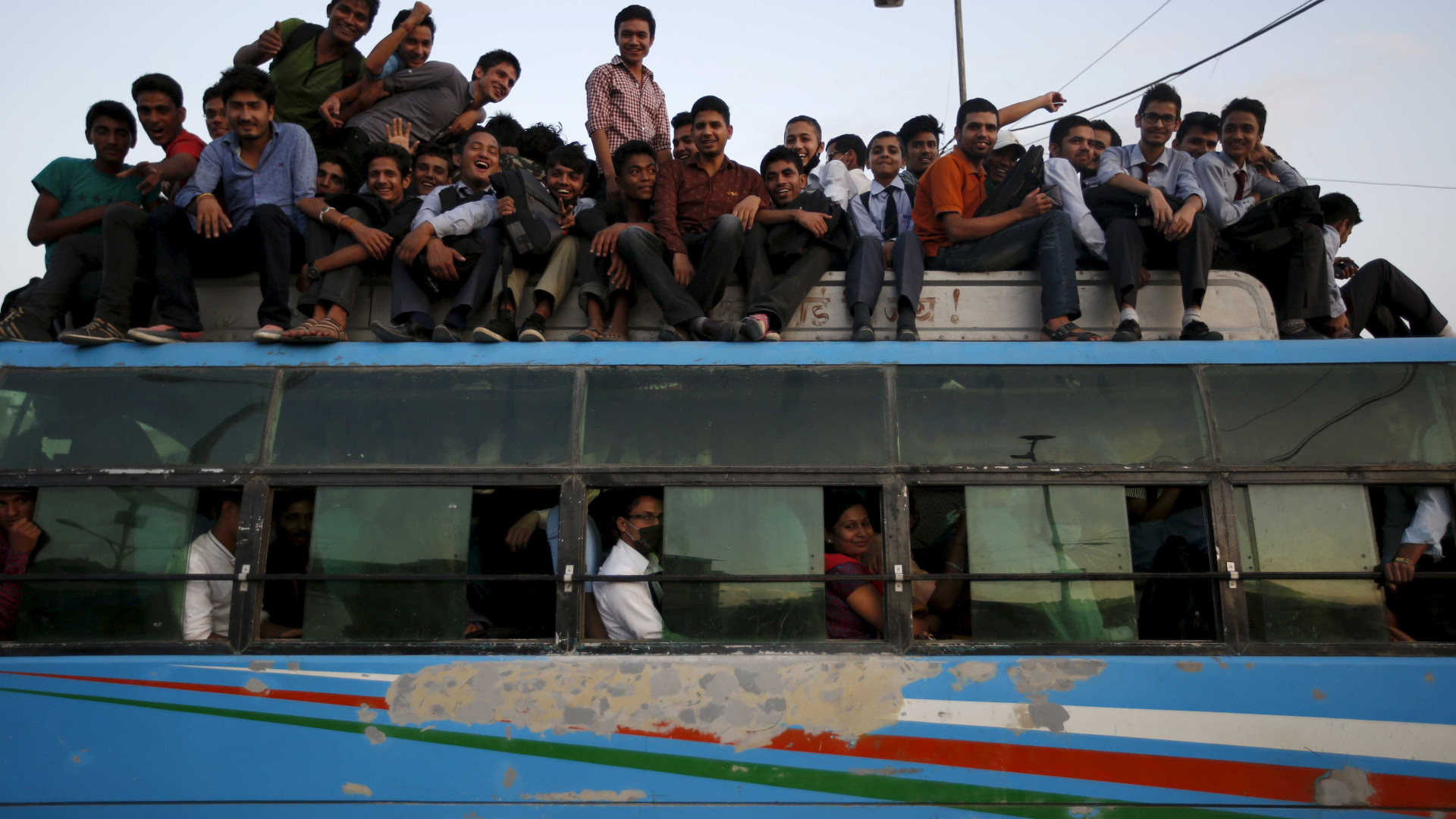 Ônibus cai de ponte de 20 metros de altura e mata dezenas na Índia