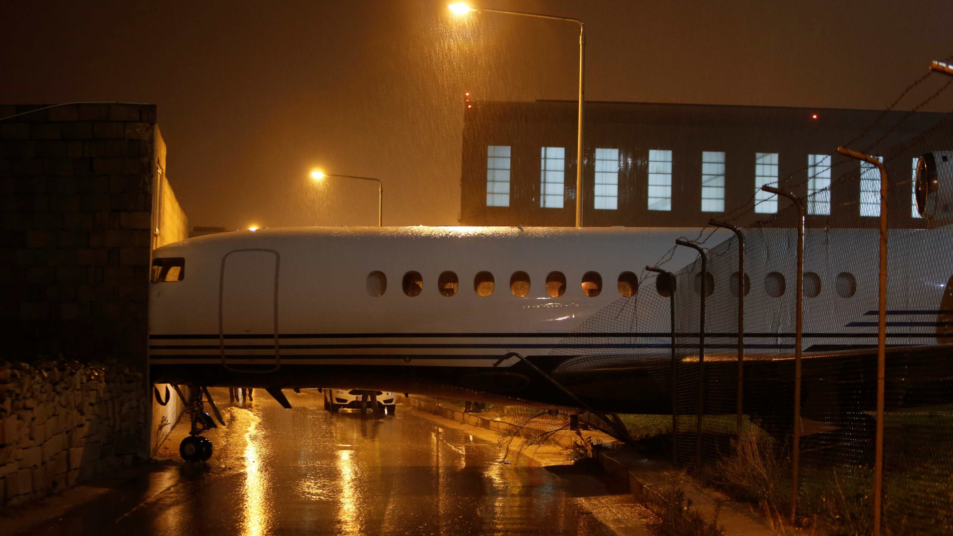 Ventos fortes fazem avião bater contra prédio de aeroporto em Malta