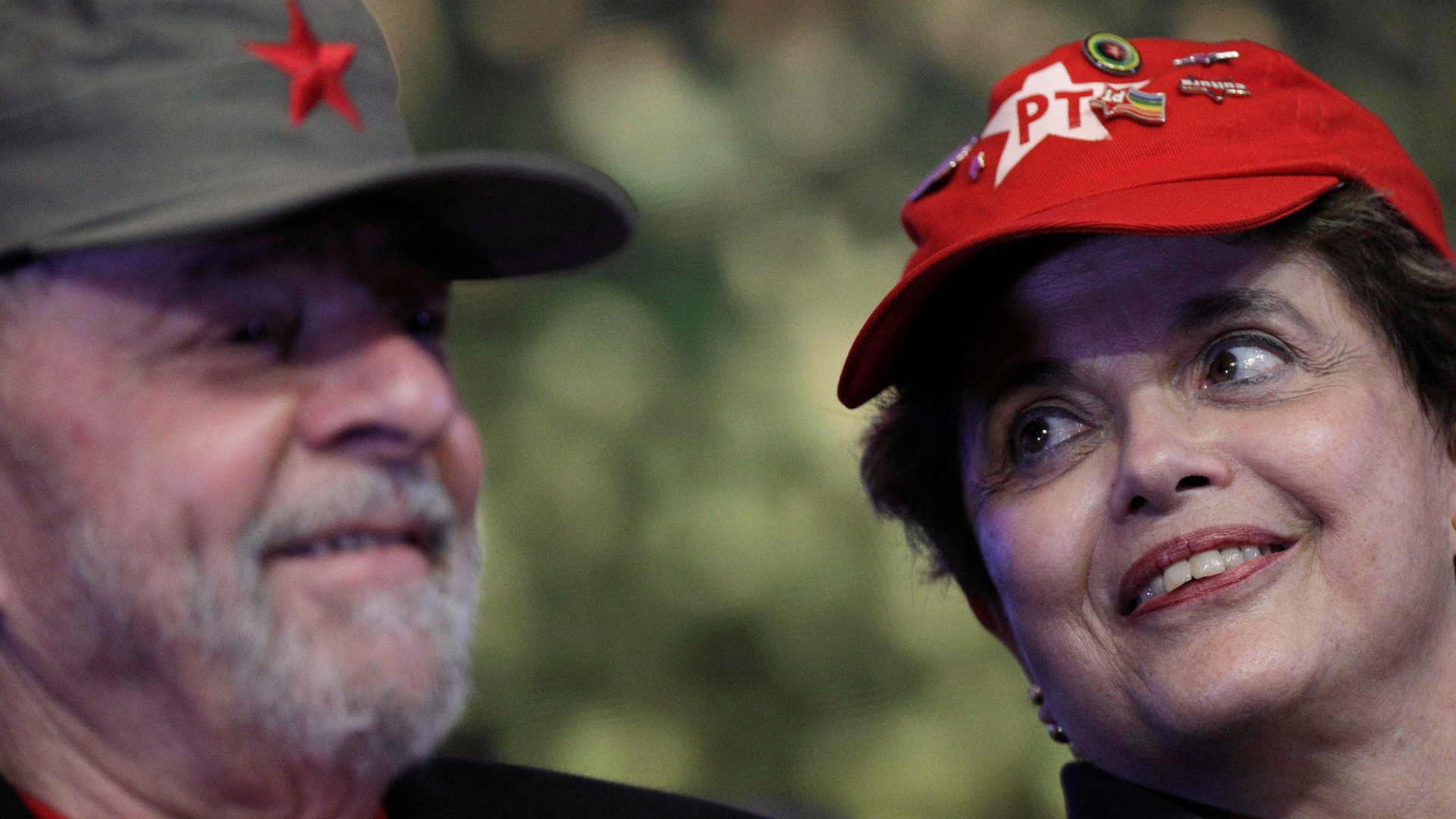 Dilma defende 'eleição livre' e candidatura de Lula em mensagem