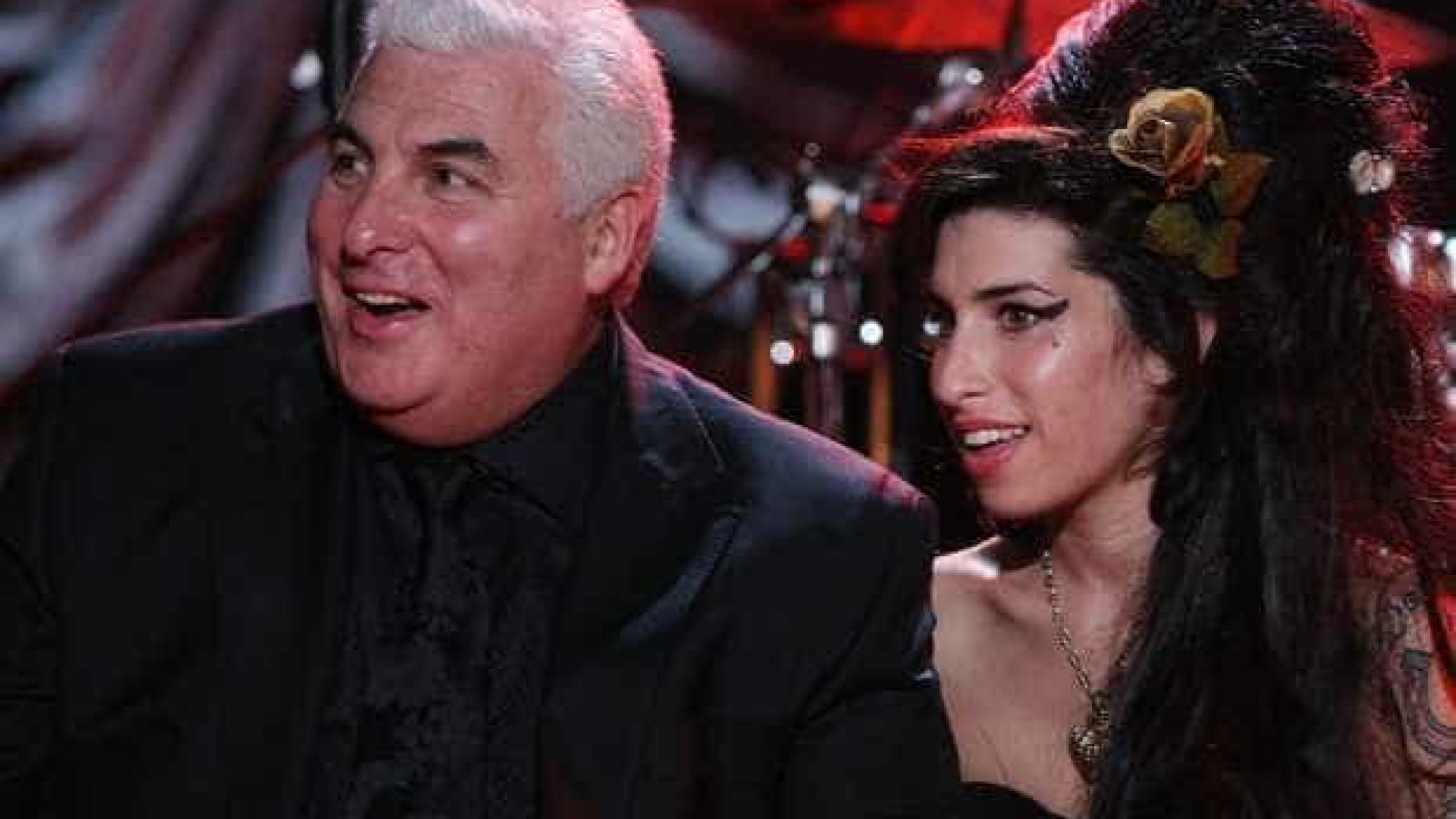 Pai de Amy Winehouse diz que vê espírito da cantora com frequência