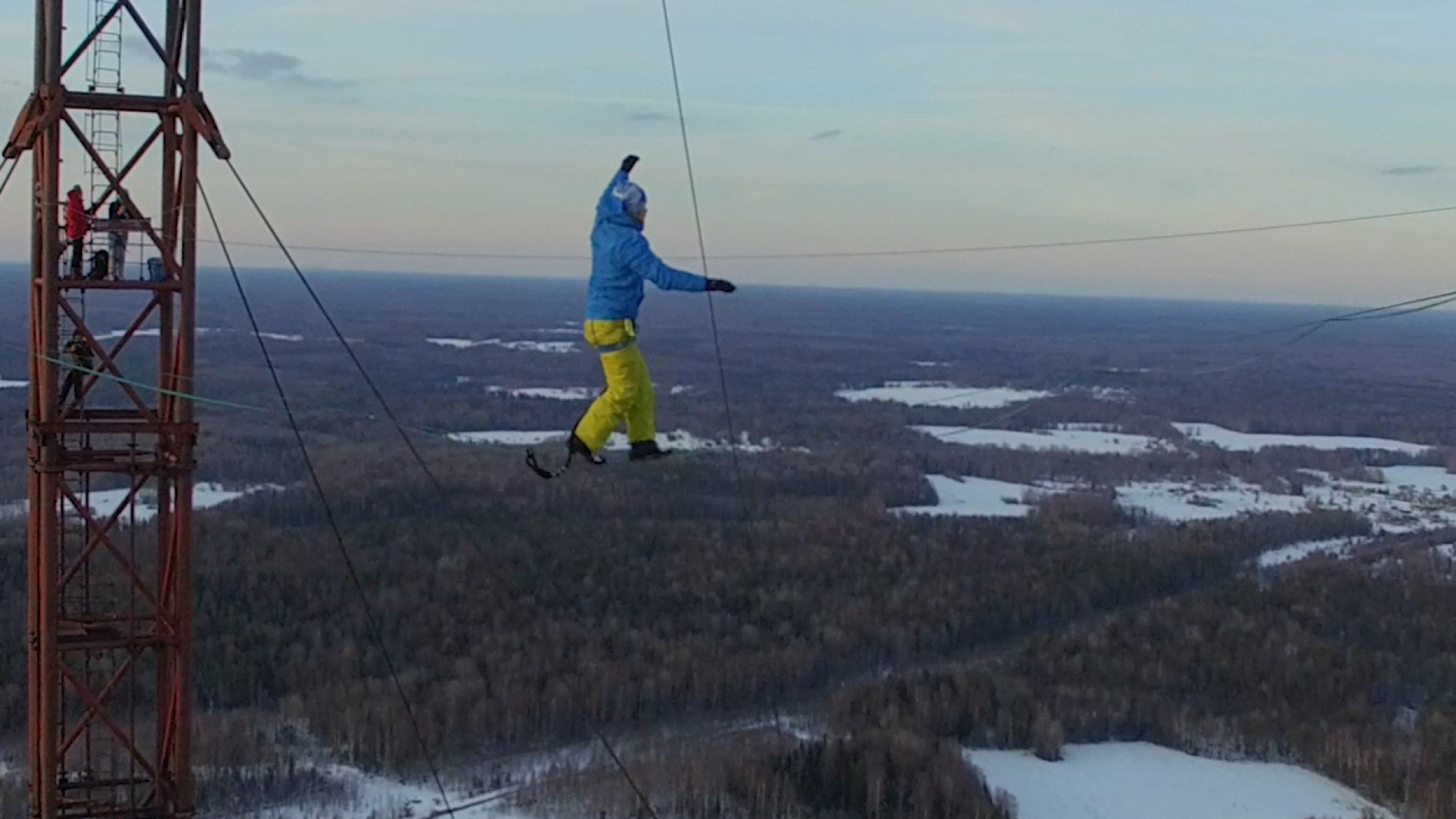 Aventureiro pratica slackline em uma das torres mais altas da Rússia