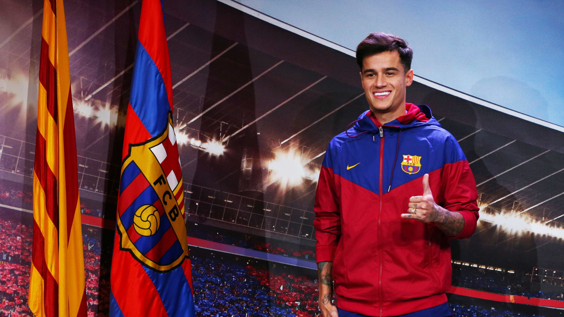 Coutinho posa como jogador do Barcelona pela primeira vez