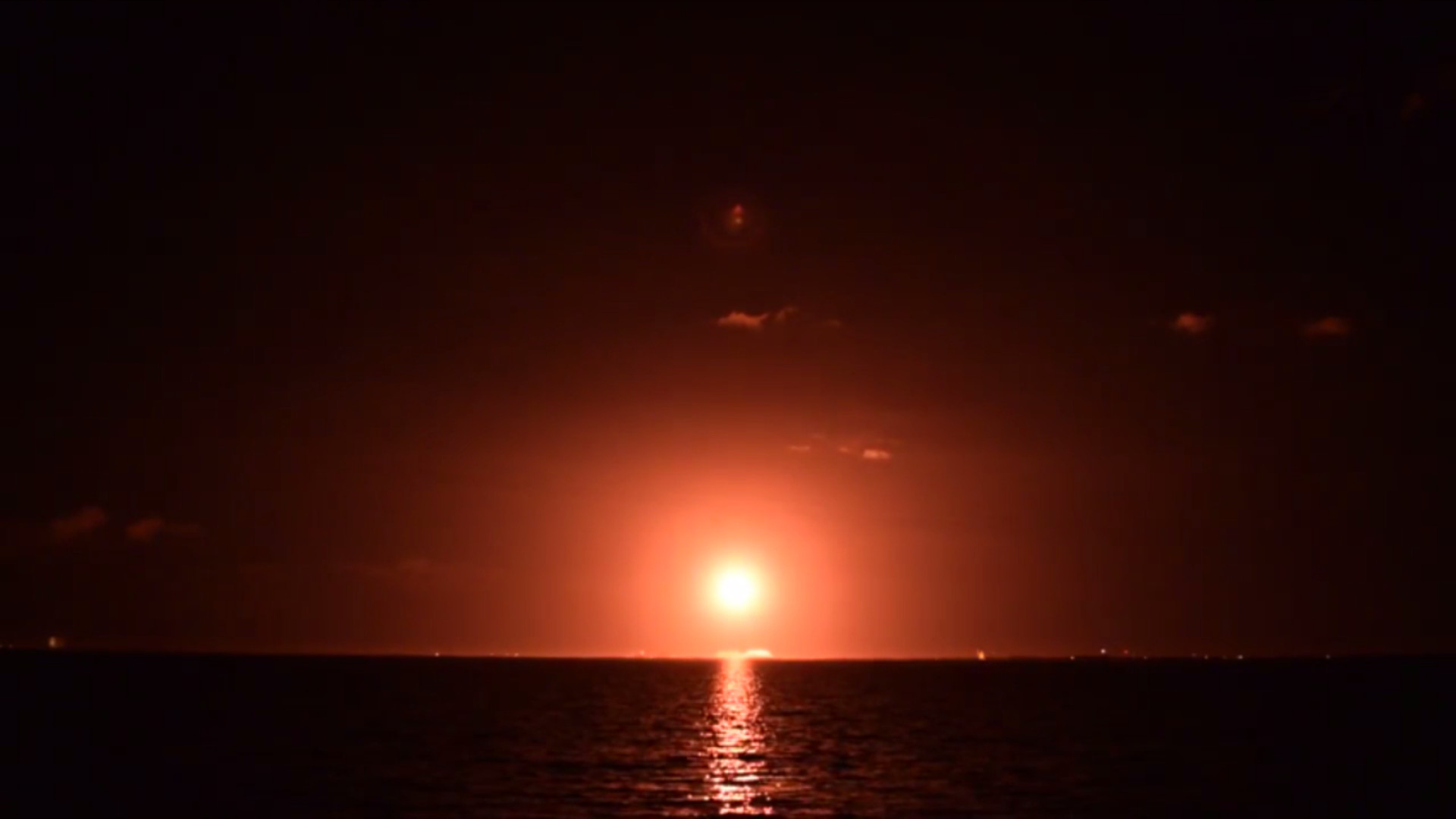 Primeiro lançamento espacial do ano iluminou o céu na Florida
