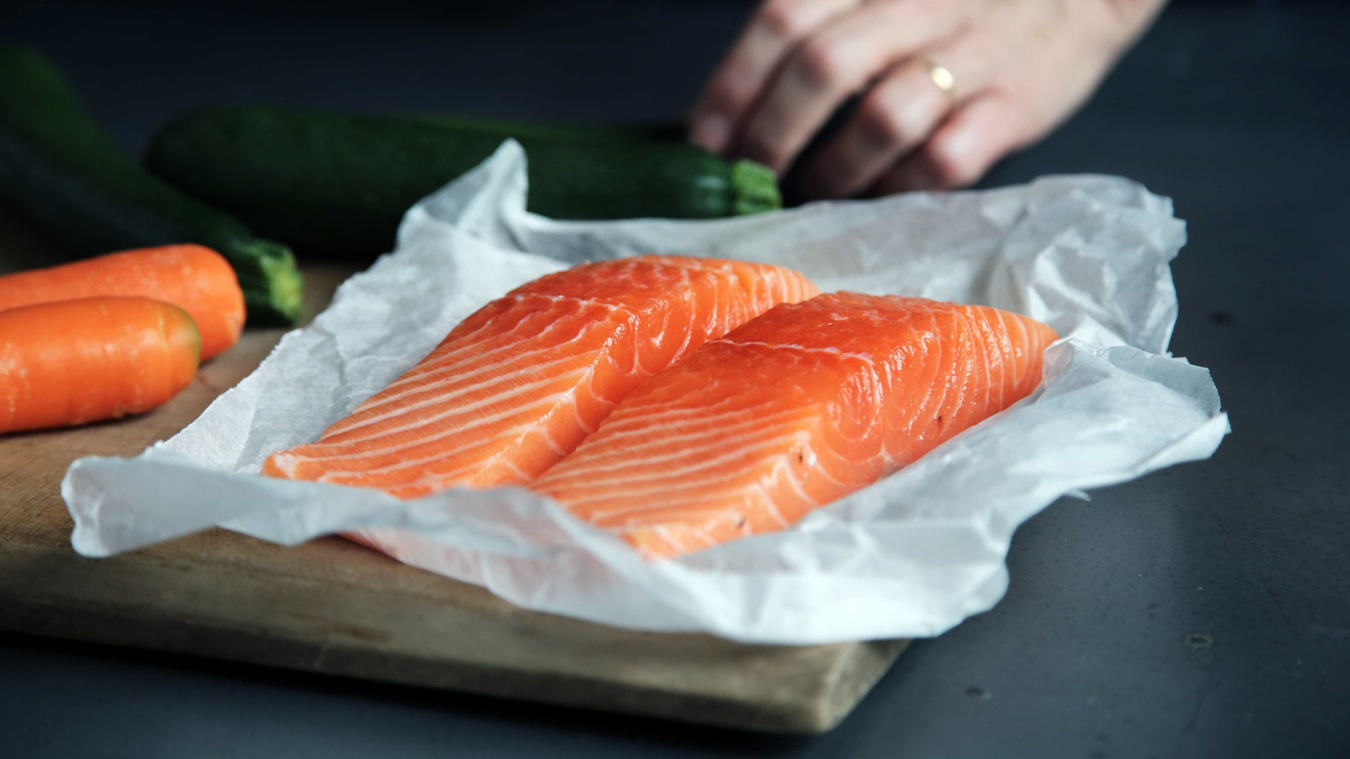 Comer peixe leva a um sono melhor, segundo pesquisa