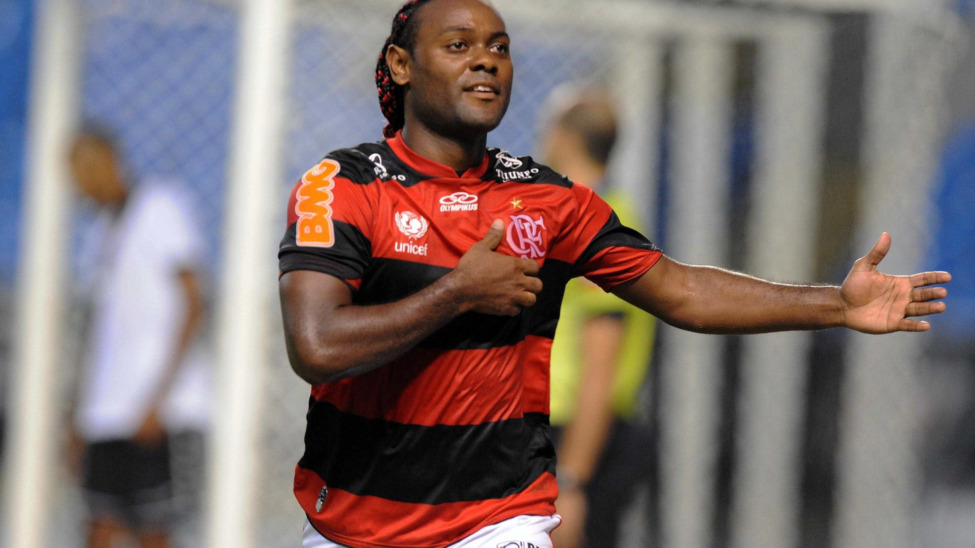 Vagner Love agradece esforço do Santos e reclama de diretoria turca
