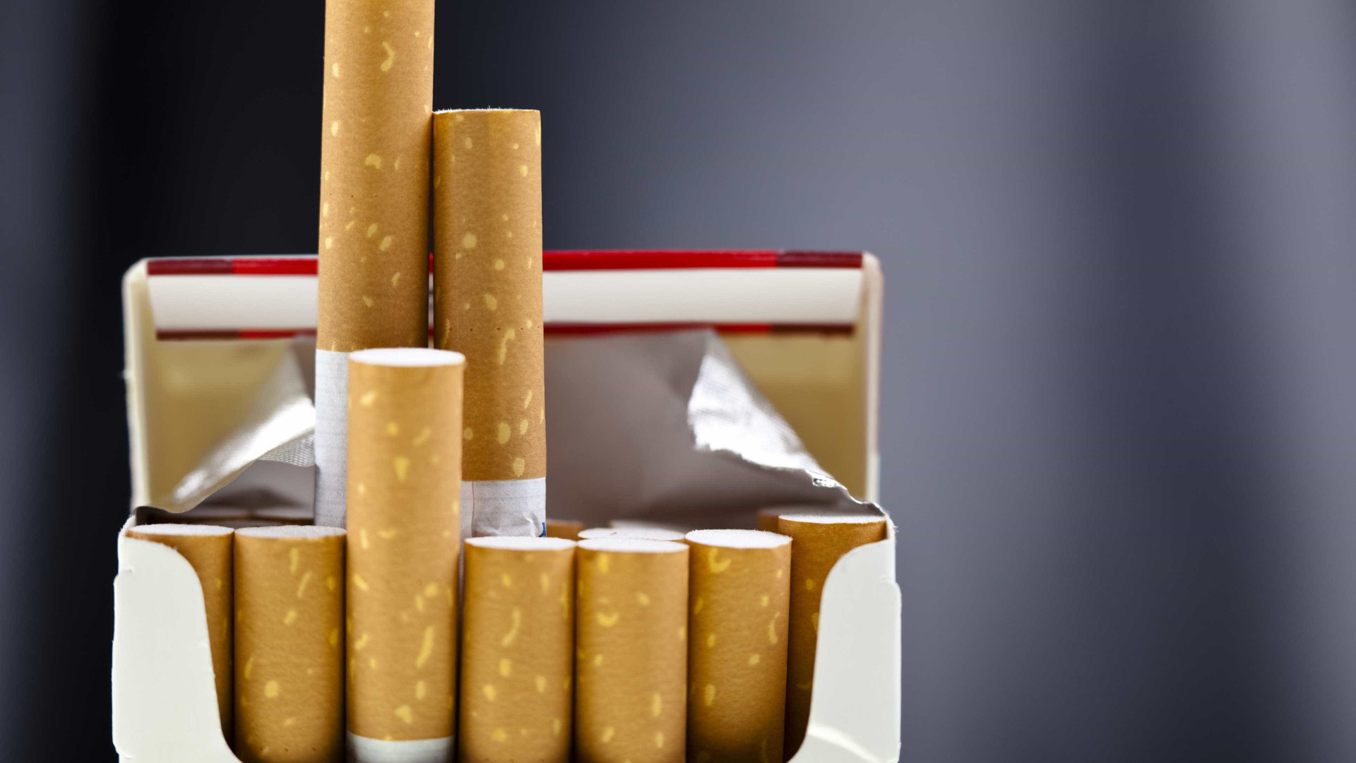 Render-se ao primeiro cigarro é meio caminho andado para ser fumante