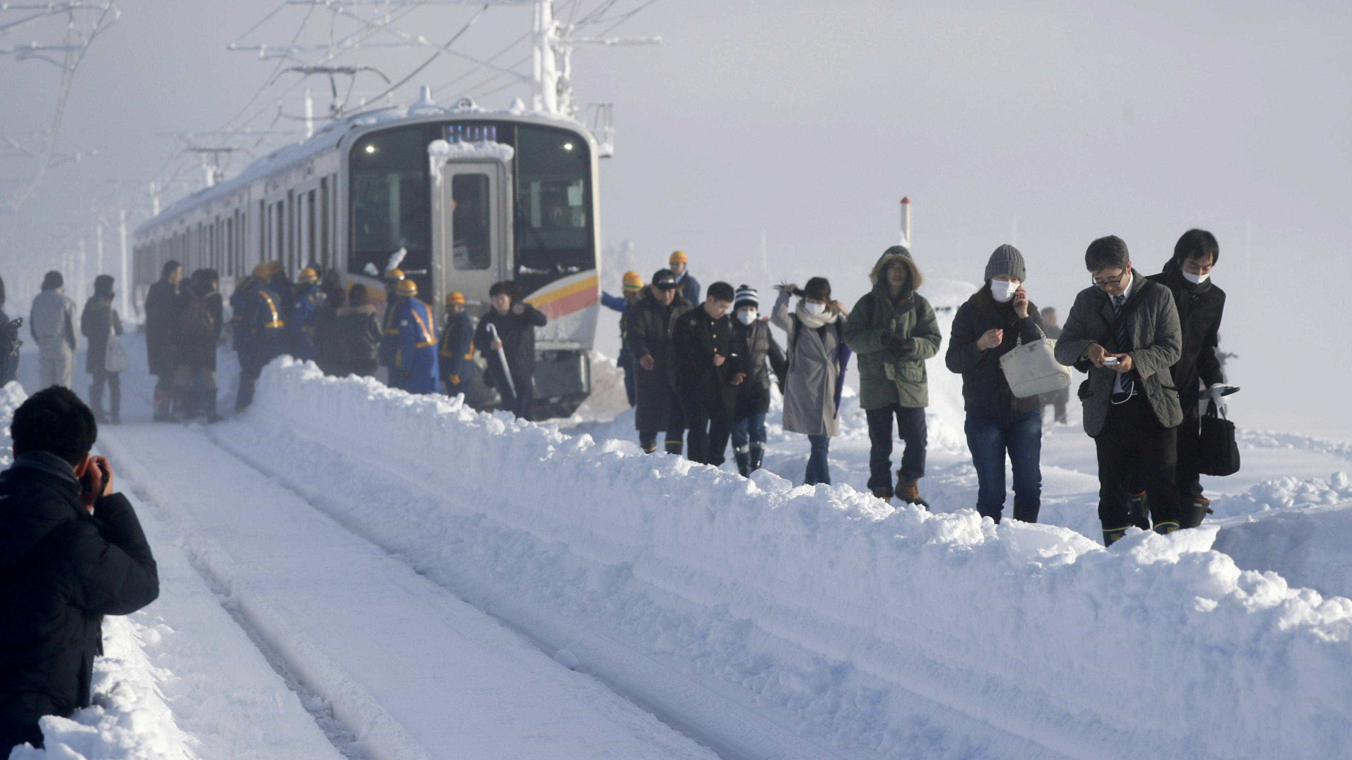Japão: neve faz centenas de pessoas ficarem presas em trem