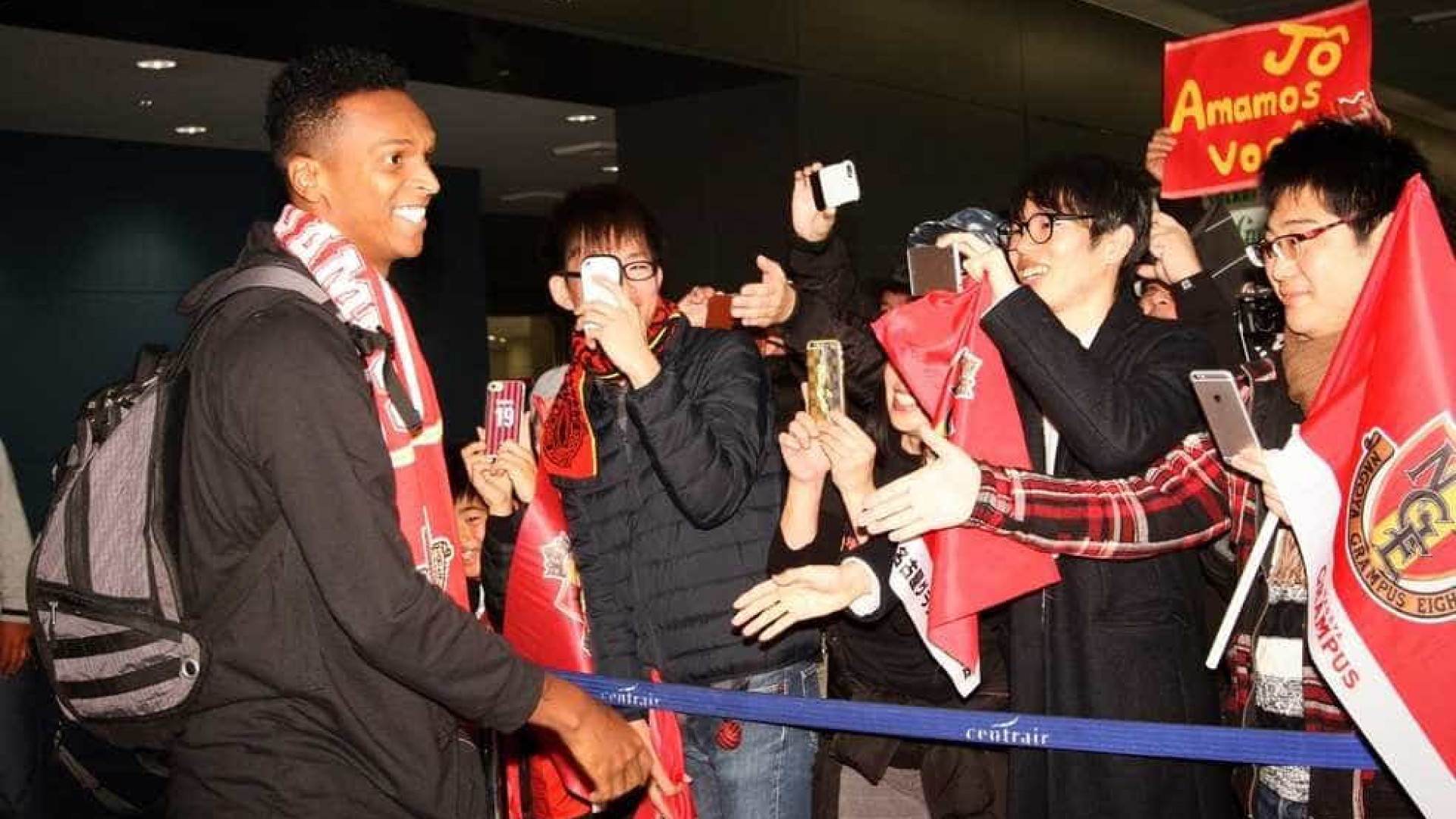 Jô chega ao Japão e fala em retorno à seleção