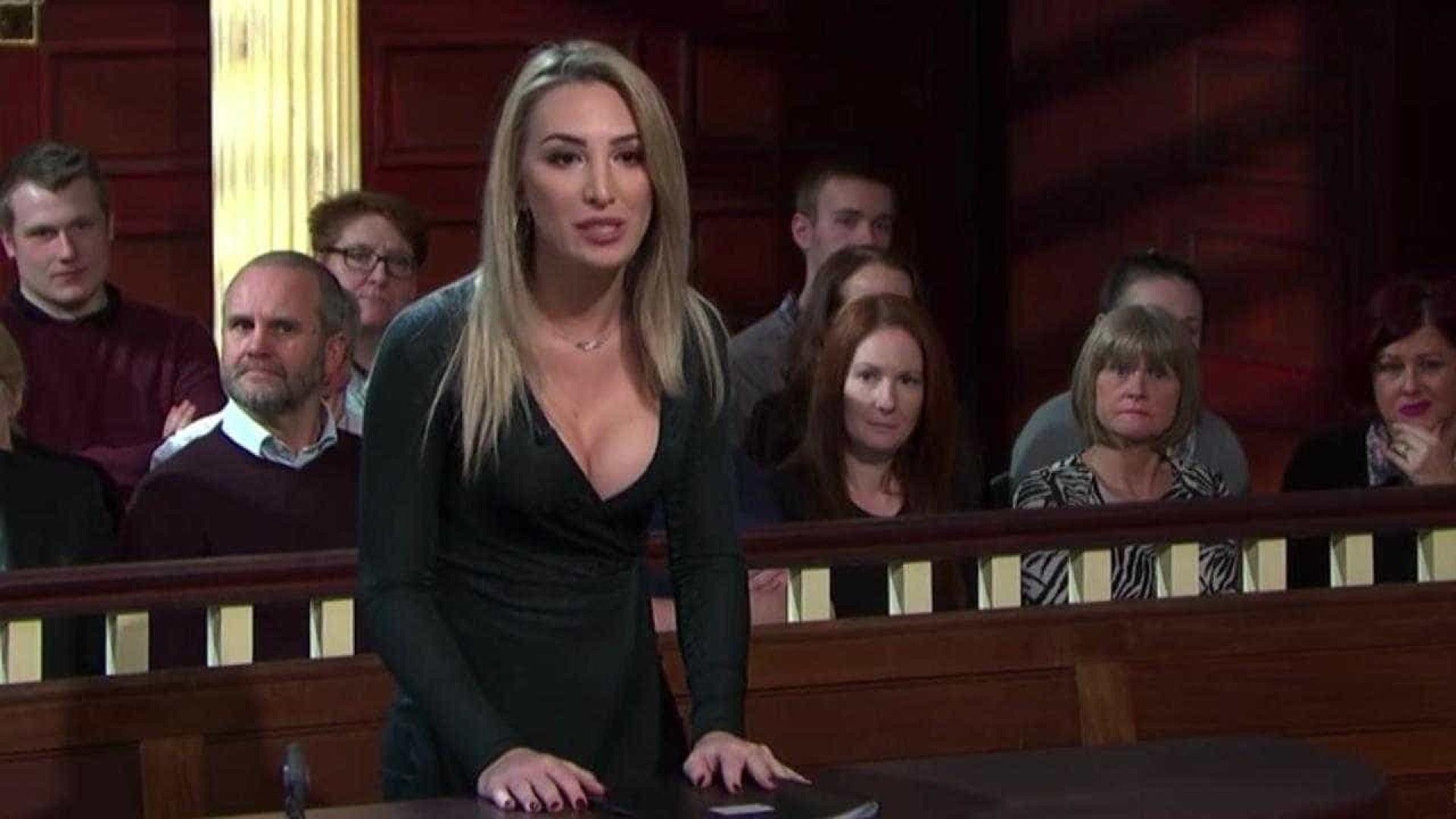 Trans brasileira que participou de reality inglês morre aos 32 anos