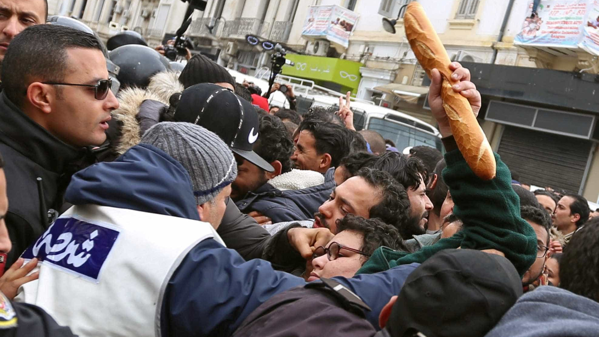 Protestos na Tunísia já somam quase 800 presos