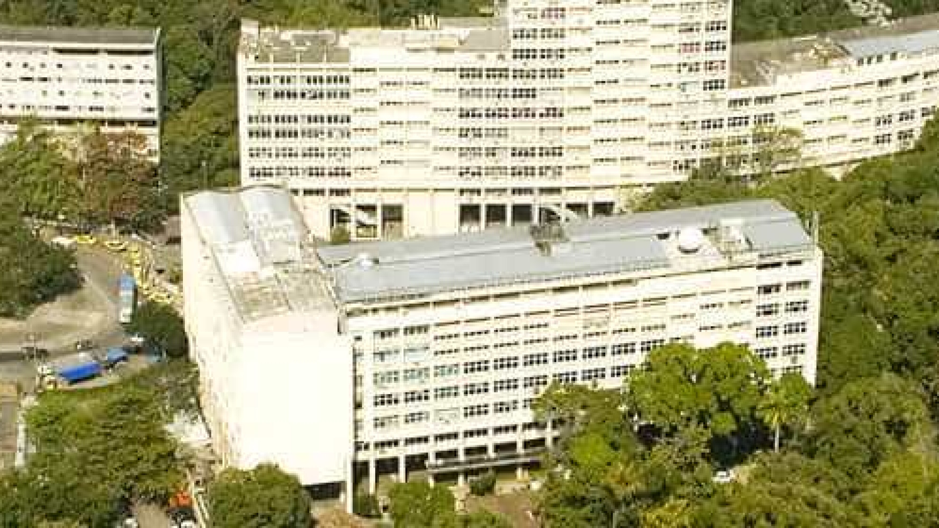 Mulher é atingida por bala perdida dentro de campus da PUC-Rio