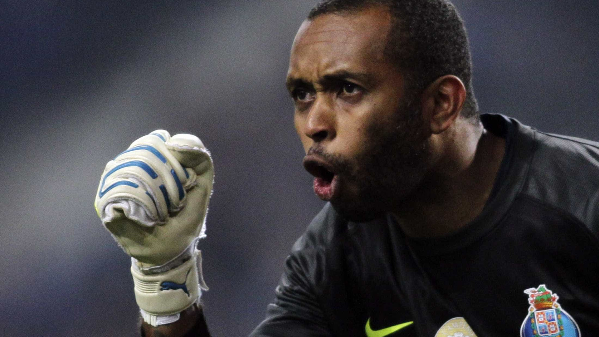 Ídolo no Brasil e em Portugal, ex-goleiro vira treinador
