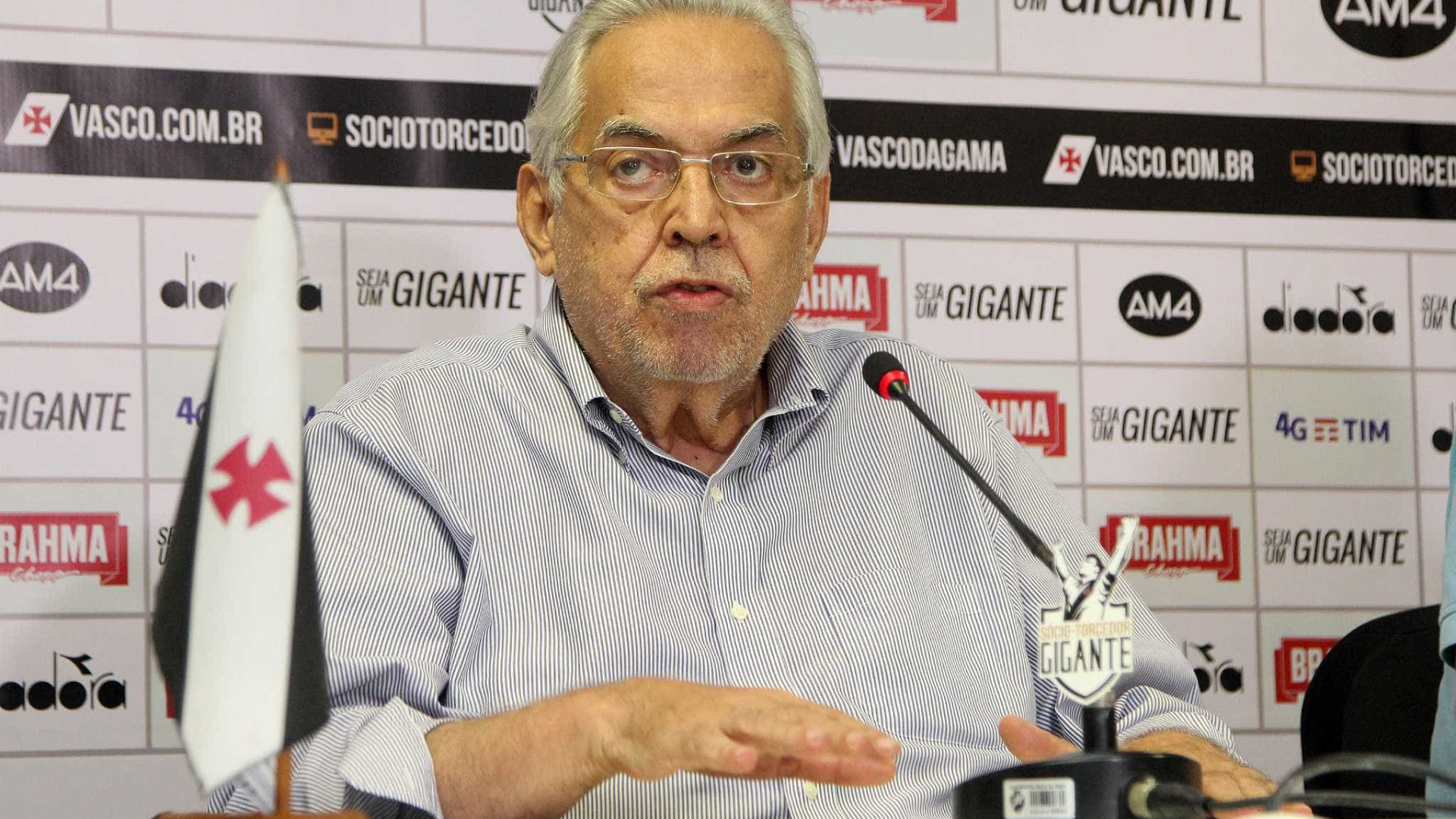 Eurico diz que vendeu jogadores por 'verba para honrar compromissos'