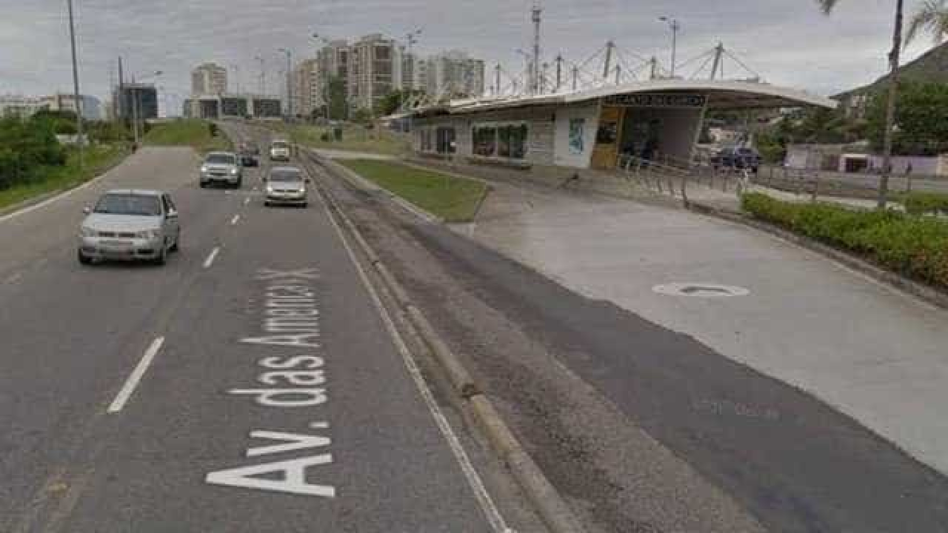 Suspeito desce de moto em avenida do Rio e mata mulher a tiros