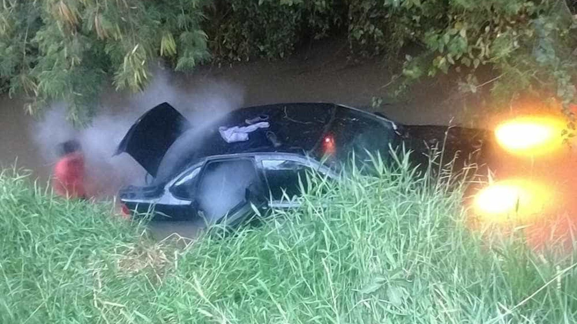 Carro cai na Marginal do Chá ao motorista se perder em curva