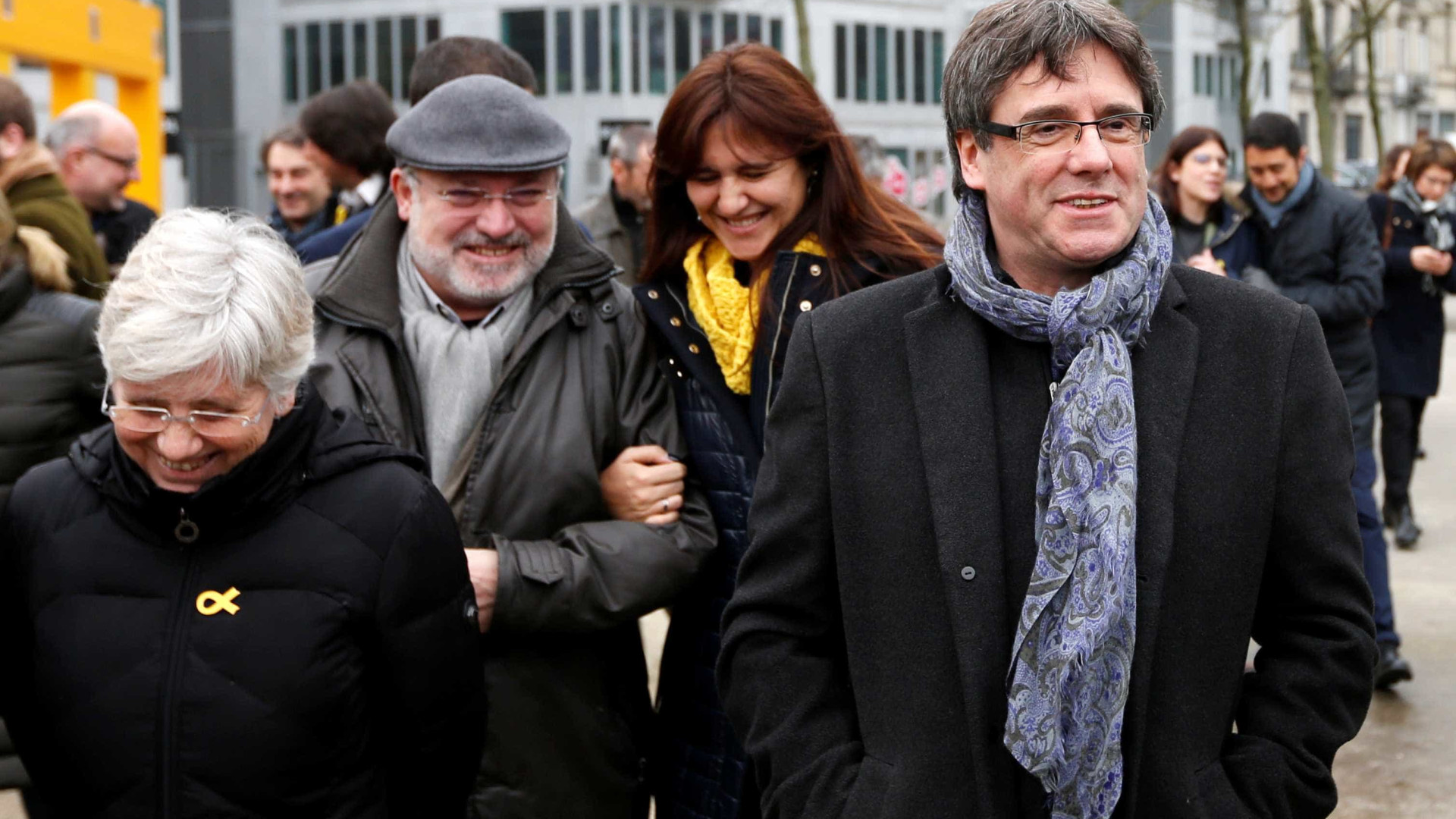 Mesmo sob ameaça de Madri, Puigdemont jura como deputado