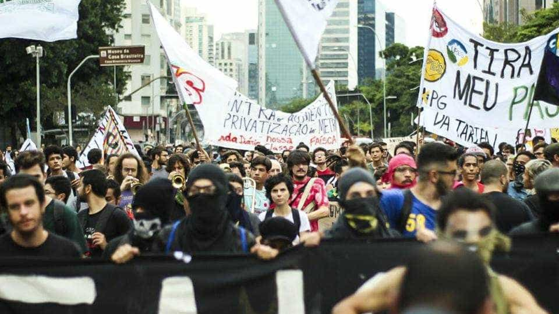Ato contra aumento dos transportes em SP termina em conflito