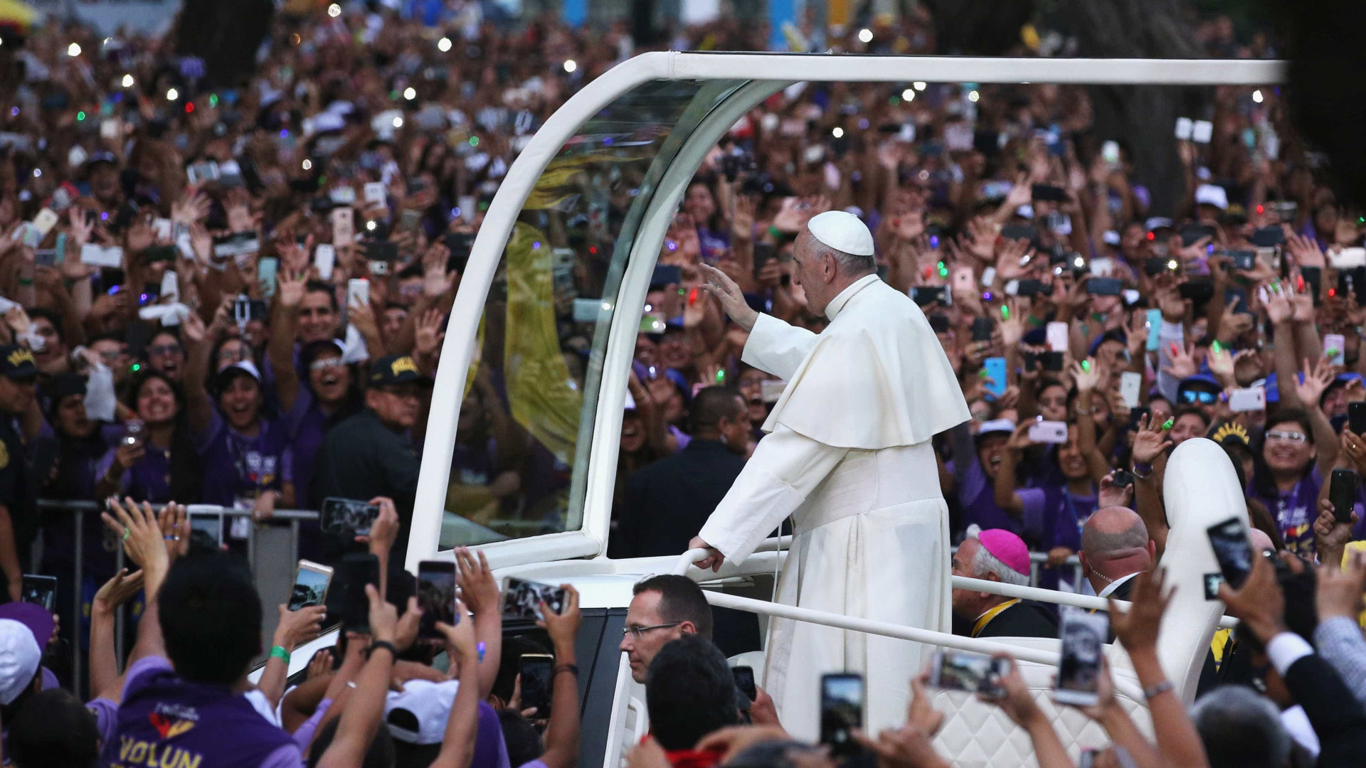 Papa Francisco é recebido por multidão em Lima