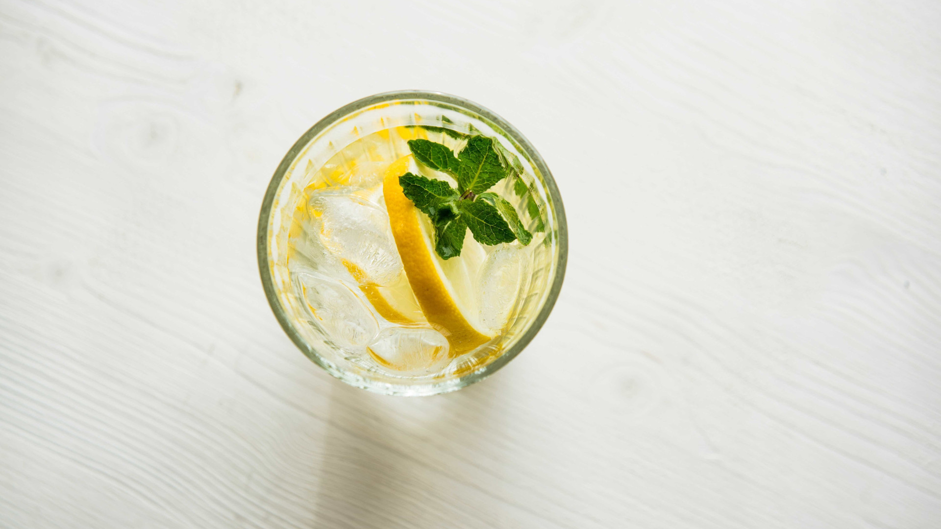 Afinal, beber água morna com limão em jejum faz bem para a saúde?