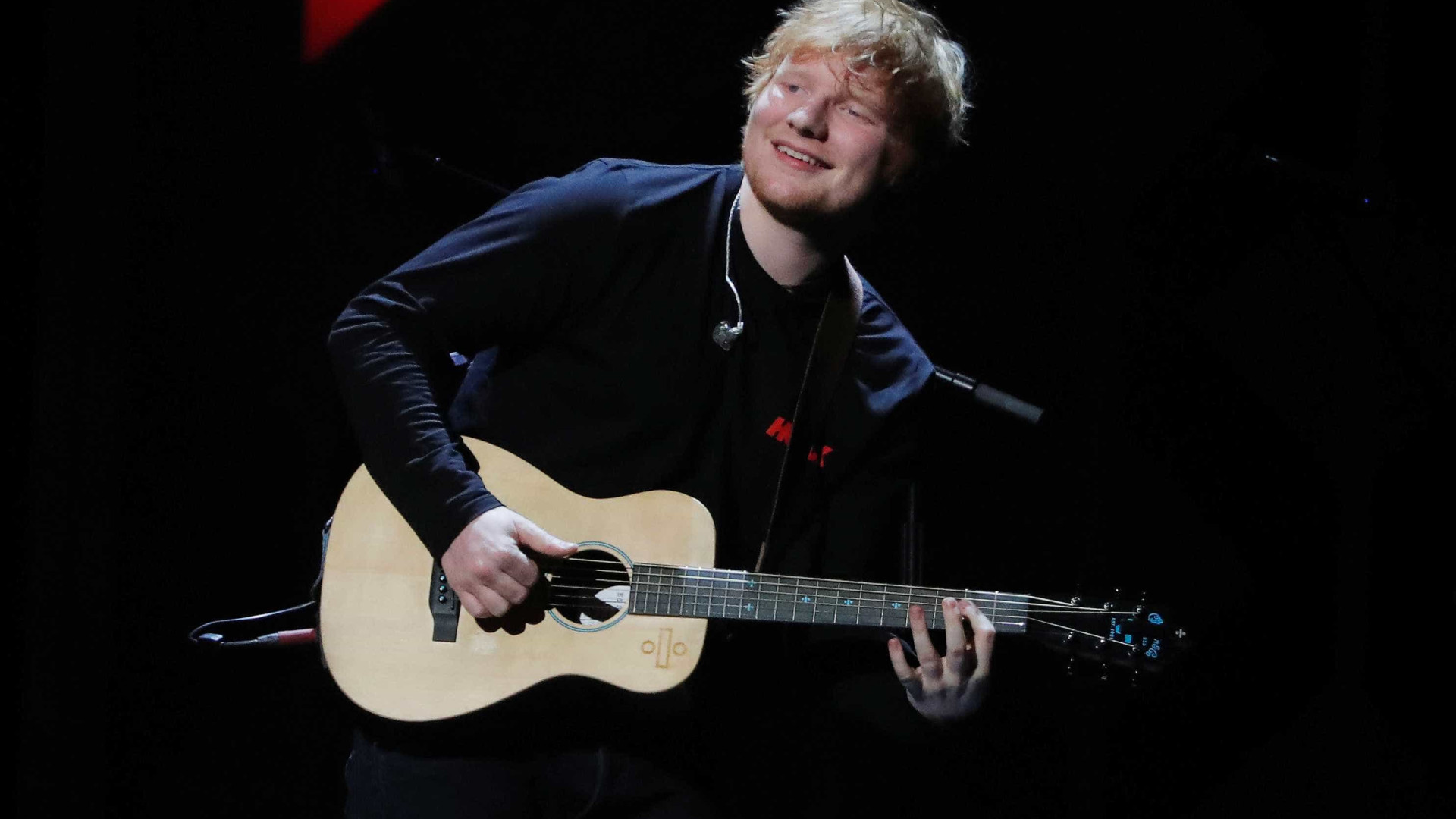 Ed Sheeran anuncia noivado: 'Felizes e apaixonados'