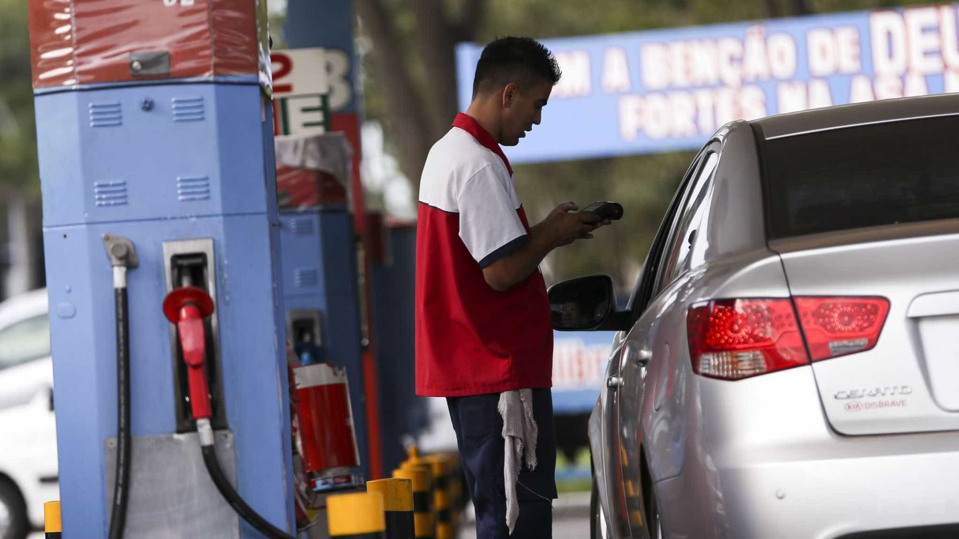 Gasolina sobe 19,5% em seis meses e já beira os R$ 5