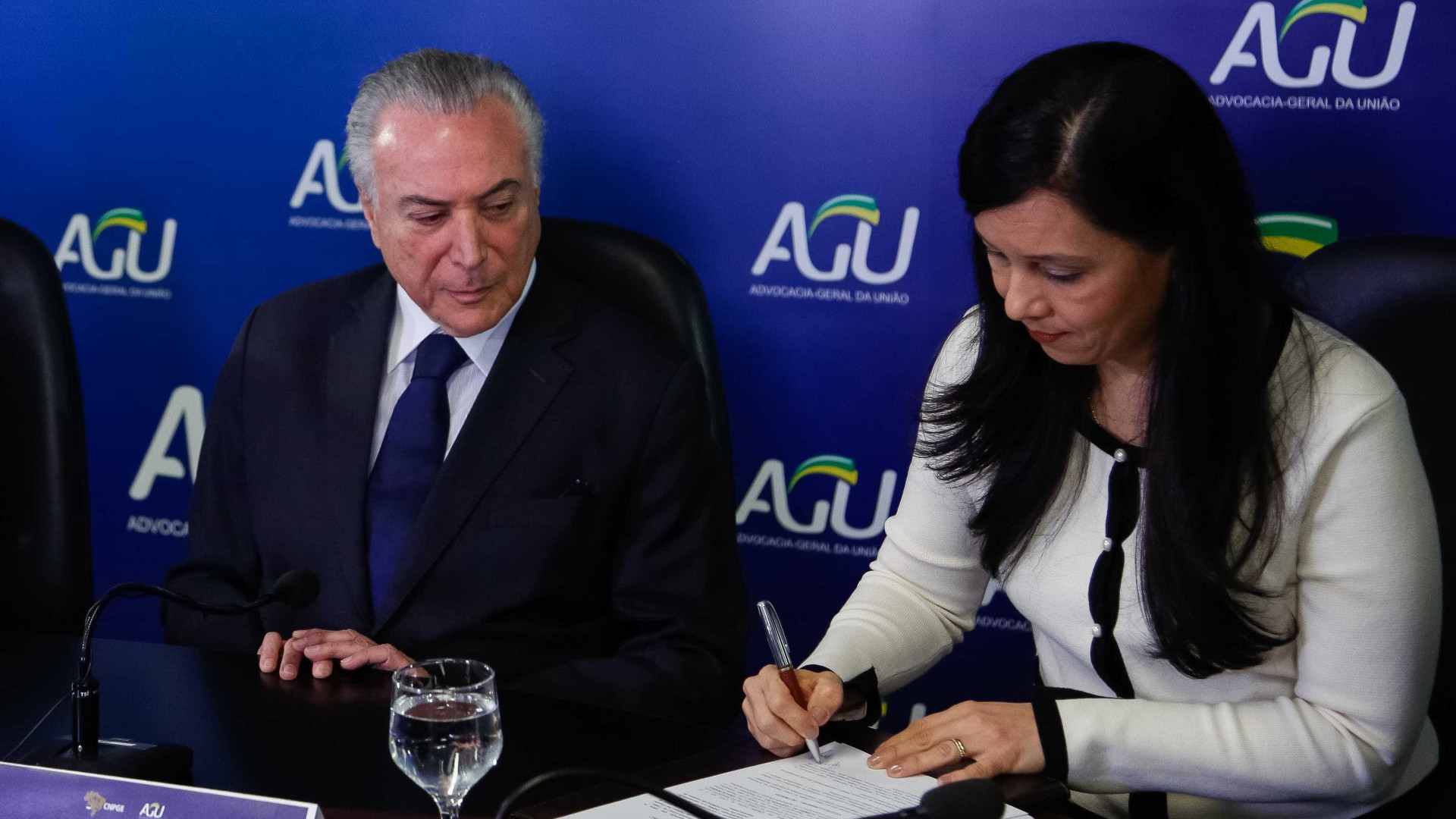 Temer cobra postura mais ativa da AGU em reunião com ministros