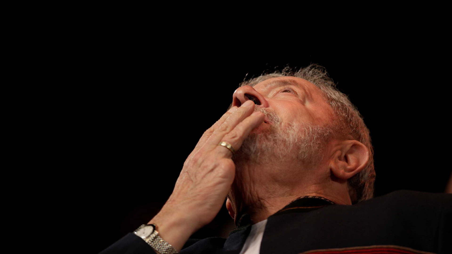 Preso, Lula quer de volta benefÃ­cios de ex-presidente