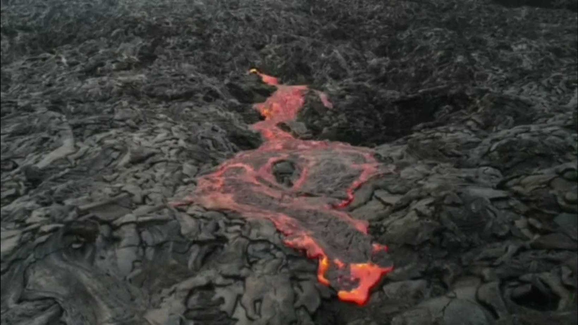 Homem tem perna desfeita com respingo de lava do vulcão no Havaí