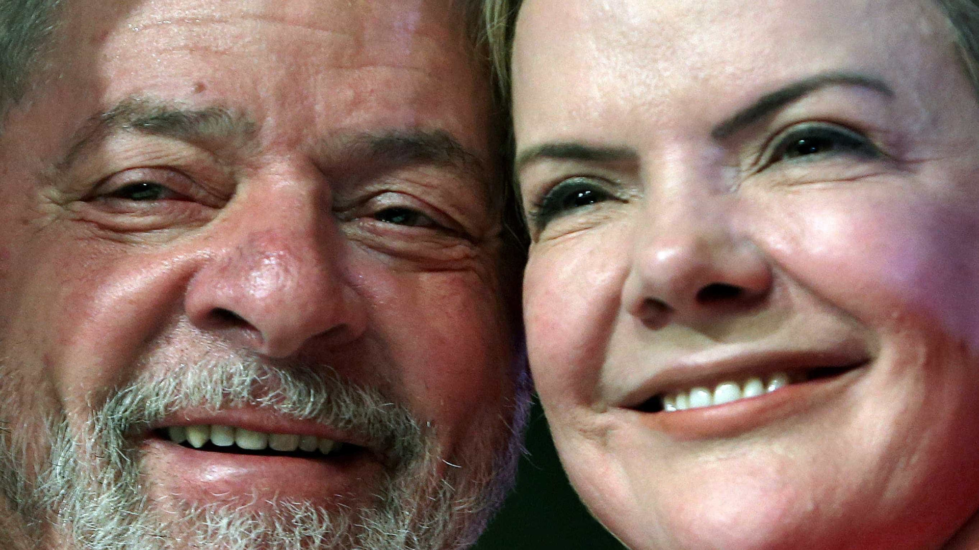 Ao lado de Lula, Gleisi avisa ao TRF-4: 'não aceitamos; vai ter luta'
