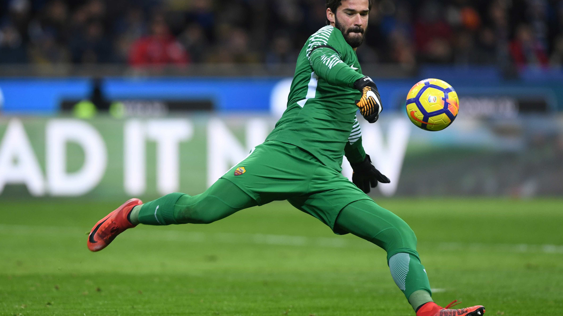Clube inglês sonda Alisson e Roma dá preço: R$ 280 milhões