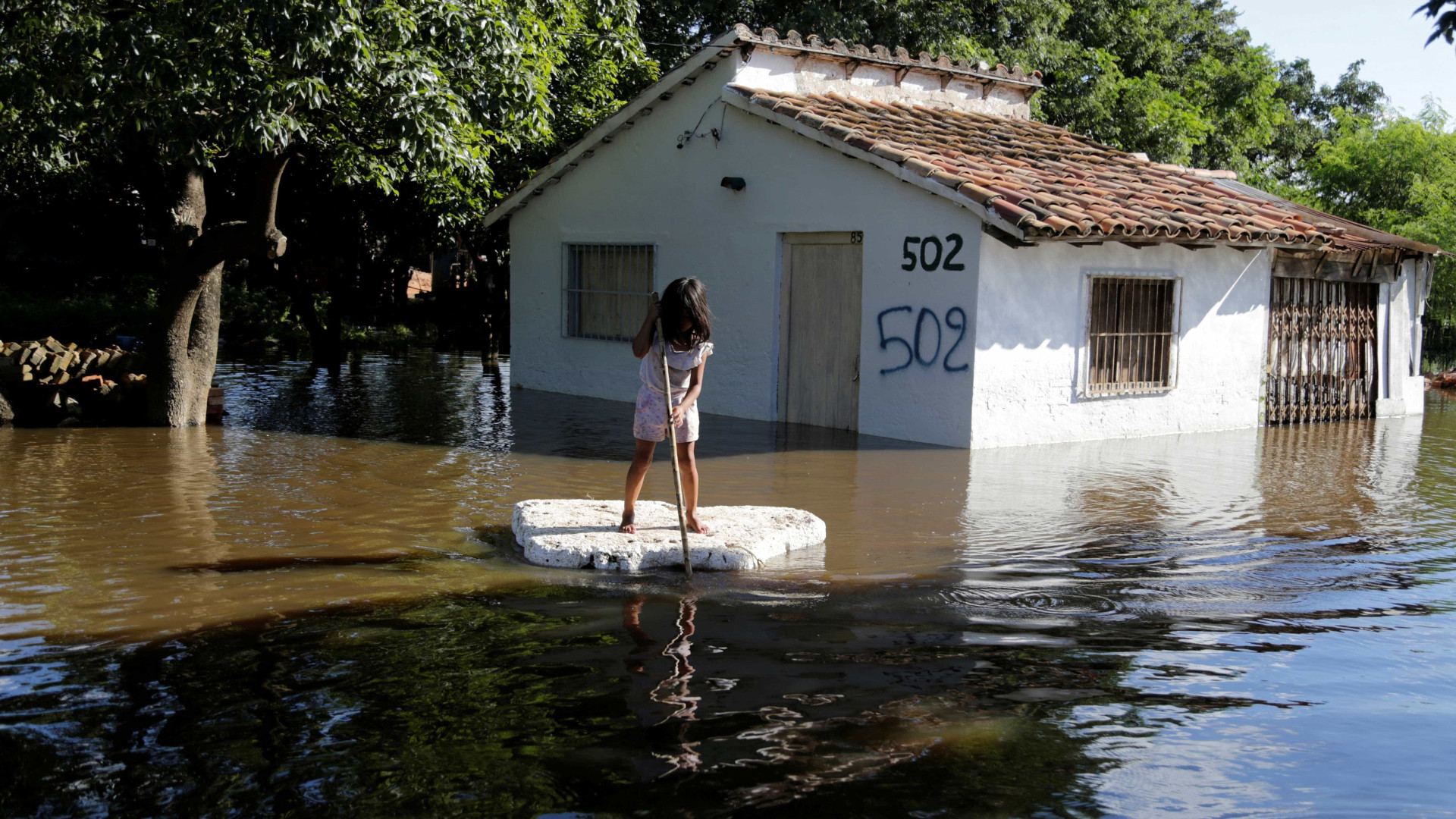 Inundações deixam quase 23 mil desabrigados na capital do Paraguai
