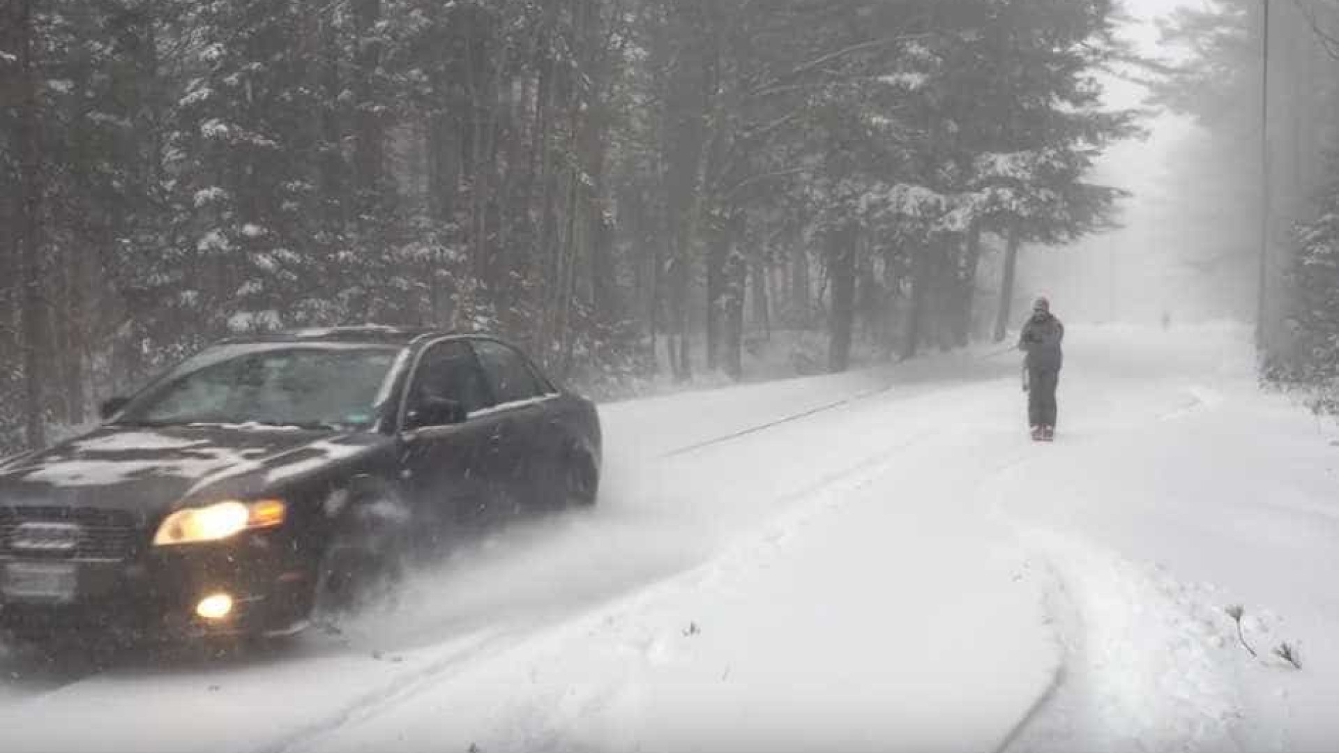 Moradores aproveitam neve para esquiar em rua dos EUA