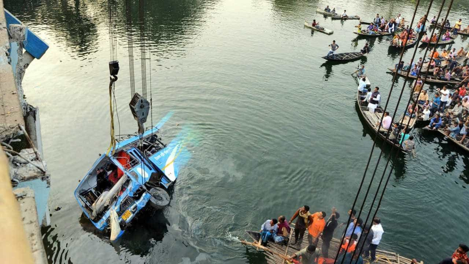 Ônibus cai em rio e mata pelo menos 38 pessoas na Índia