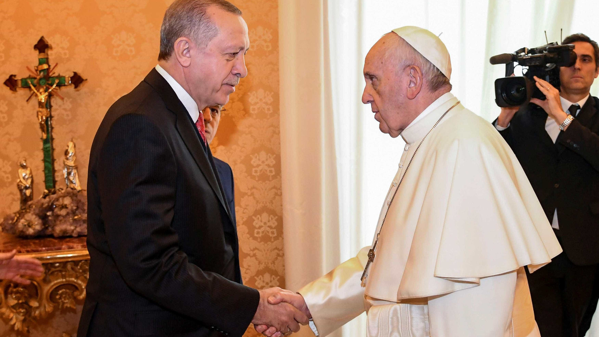 Sob forte esquema de segurança, Papa Francisco recebe Erdogan