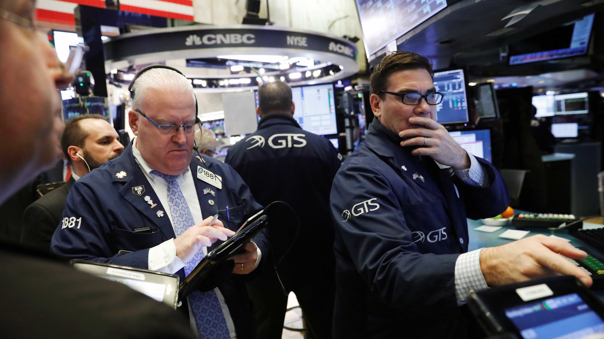 Dólar fecha no maior valor desde dezembro; bolsa de NY cai 4,15%