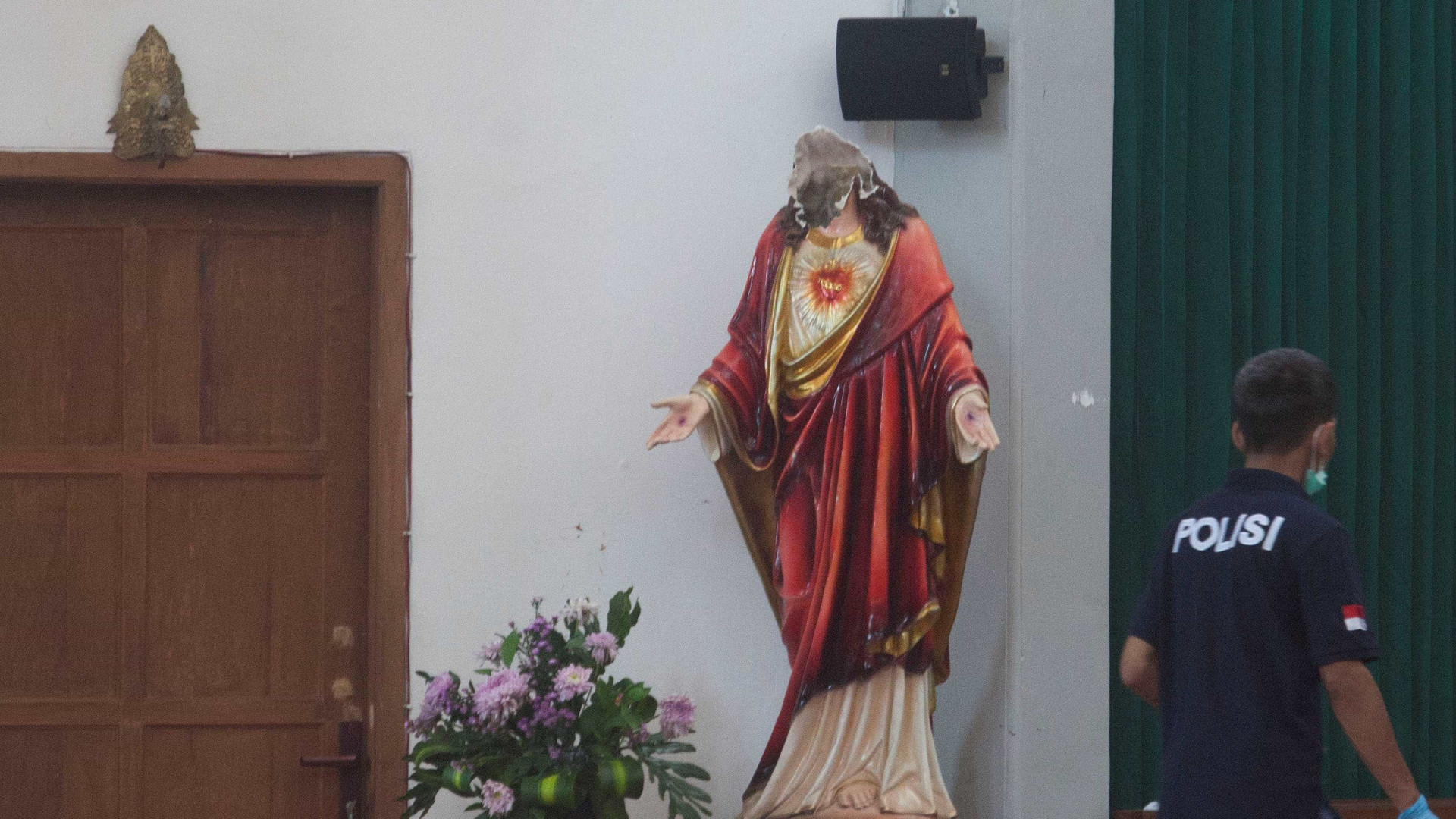 Homem ataca fiéis com espada durante missa