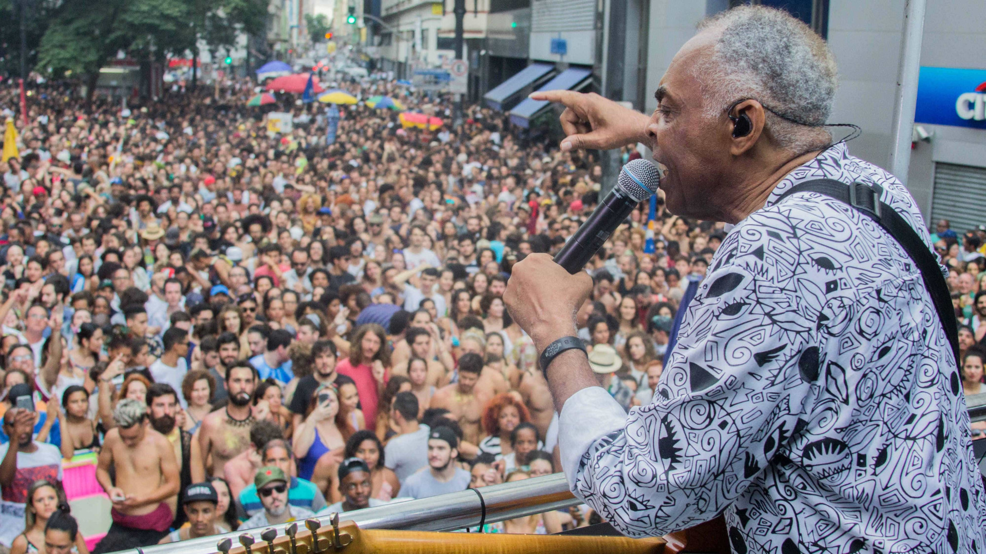 Gil encanta no bloco Forrozin, que teve 'chuva, suor e cerveja'