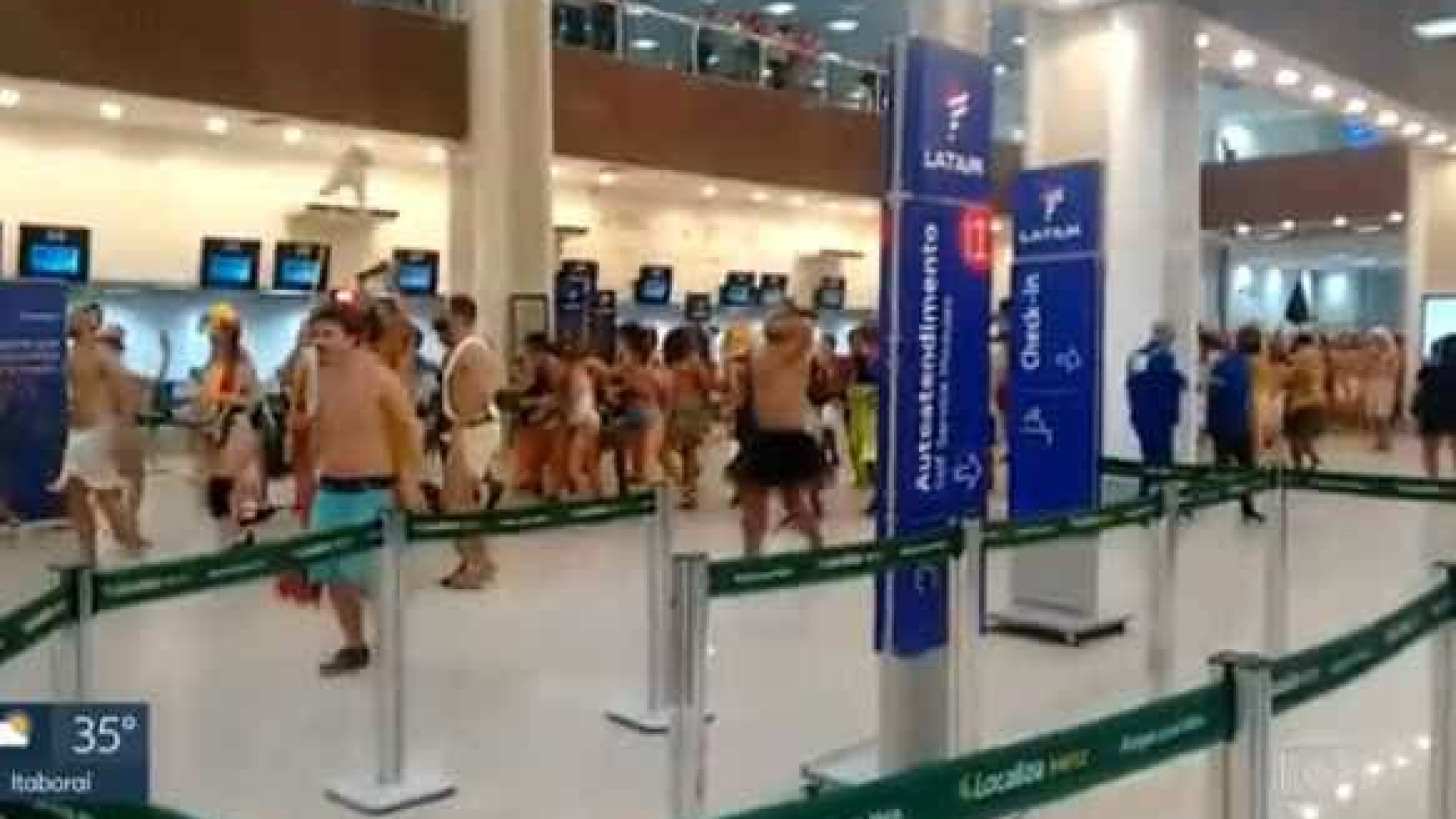 Foliões invadem Santos Dumont e fazem festa no saguão do aeroporto