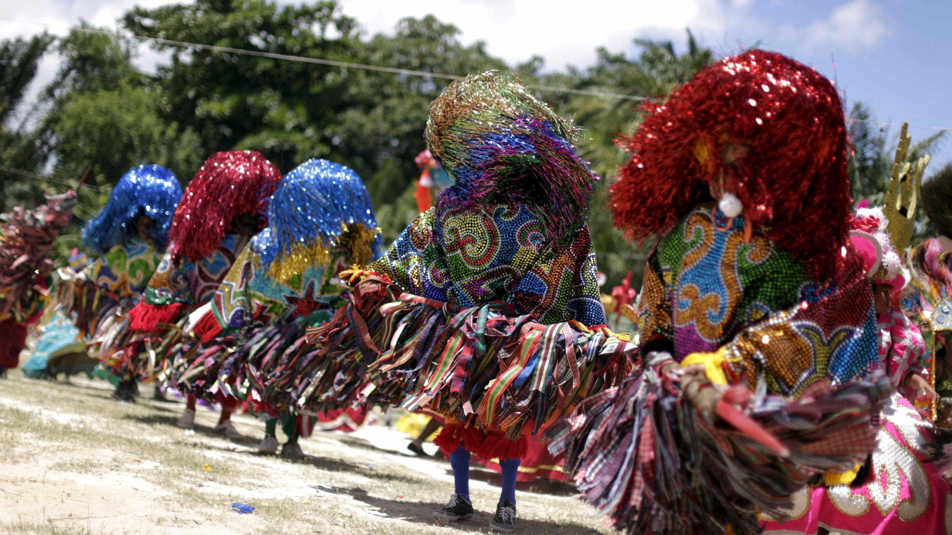 Maracatu rural é estrela do Carnaval no interior de Pernambuco