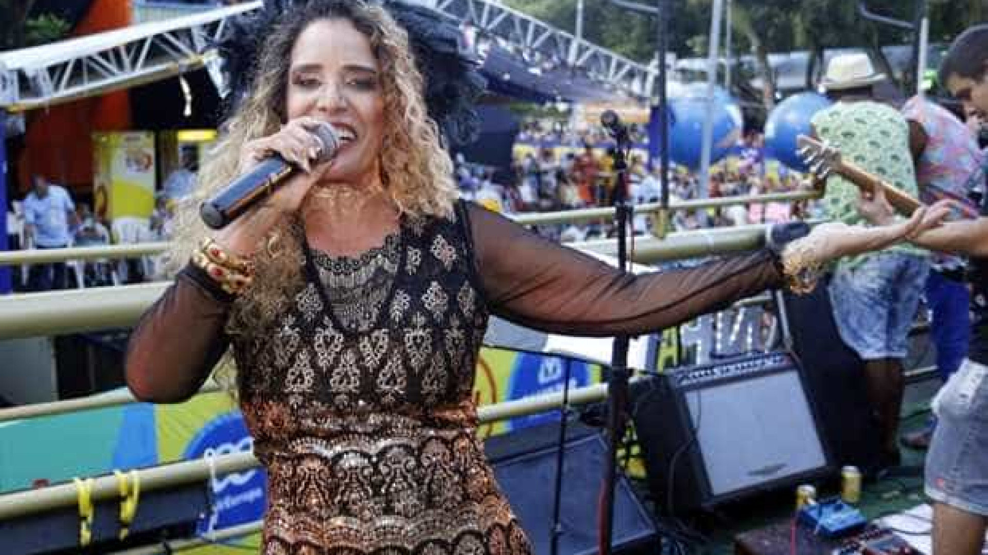 Ícone do carnaval dos anos 80, Sarajane volta a comandar trio na Bahia
