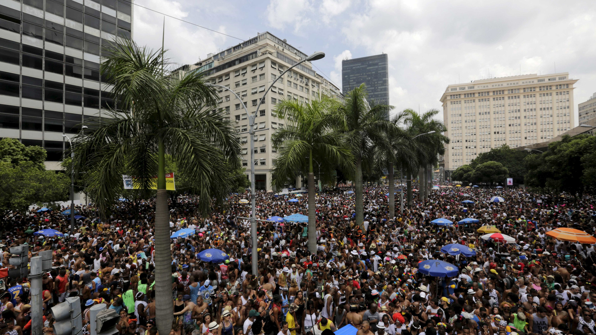 PM recomenda que foliões evitem selfies no Rio: 'Lamentável pedir isso'