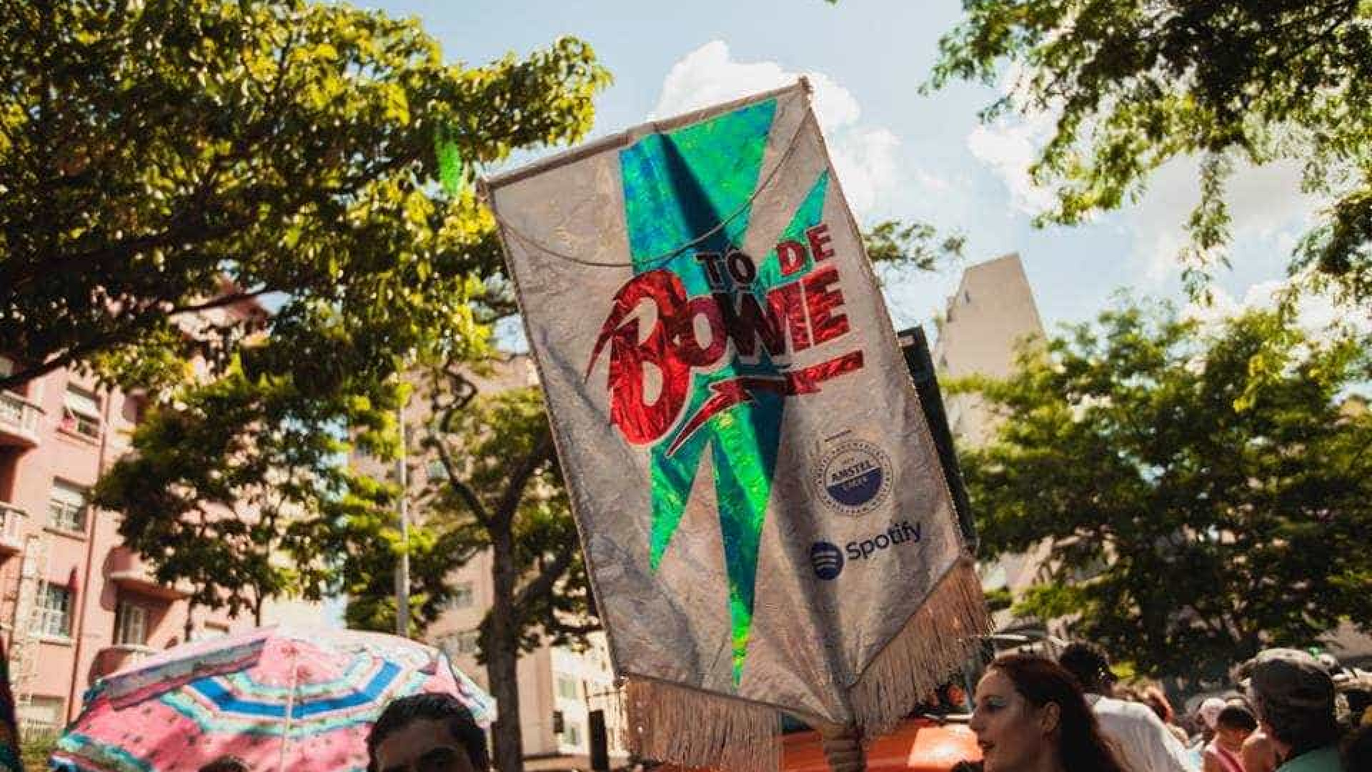 Bloco de rua tradicional homenageia David Bowie na capital paulista