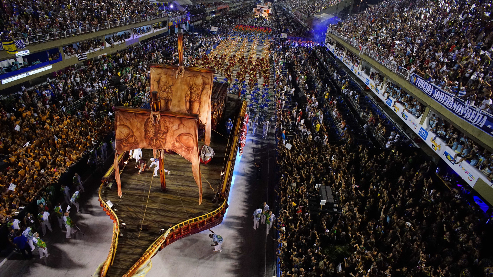 Camarotes do Rio atraem menos celebridades no 2° dia de desfiles