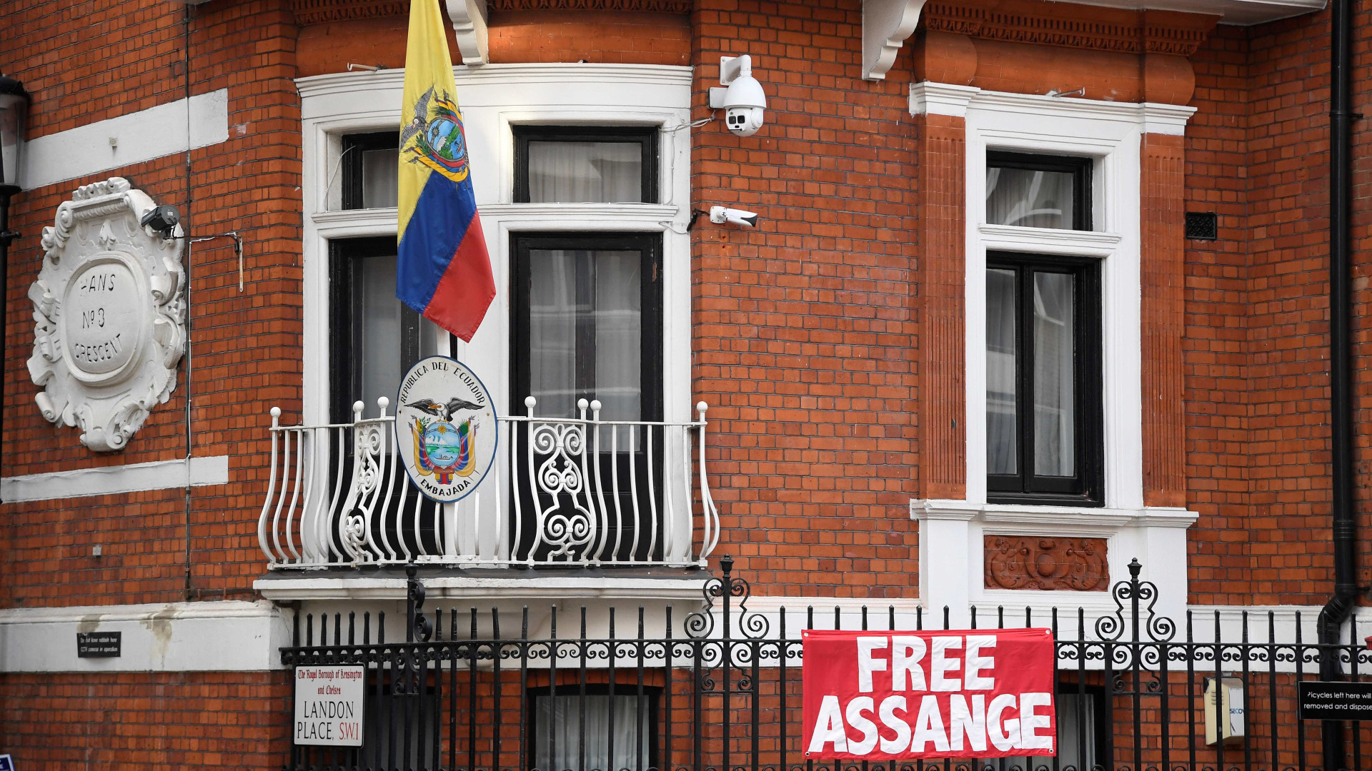 Mandado de prisão contra Assange é mantido no Reino Unido