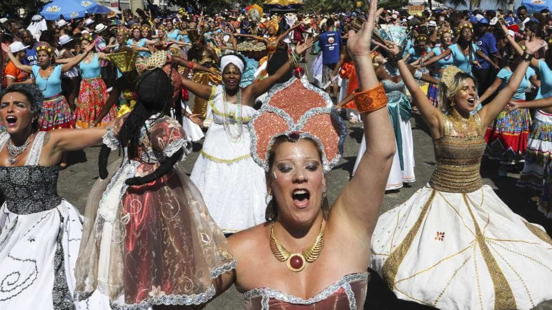Rio Maracatu leva cultura pernambucana à praia de Ipanema