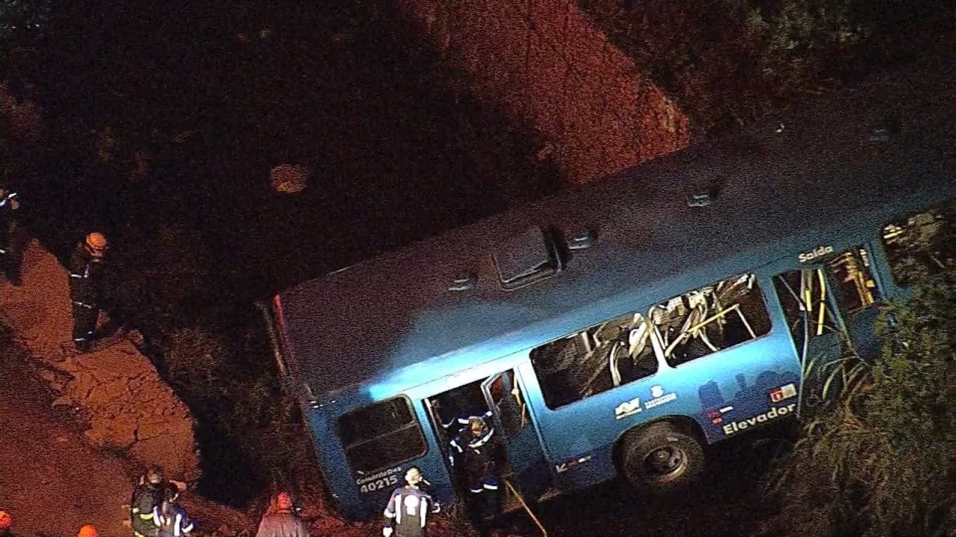 Ônibus cai em córrego e mata cinco pessoas em Belo Horizonte