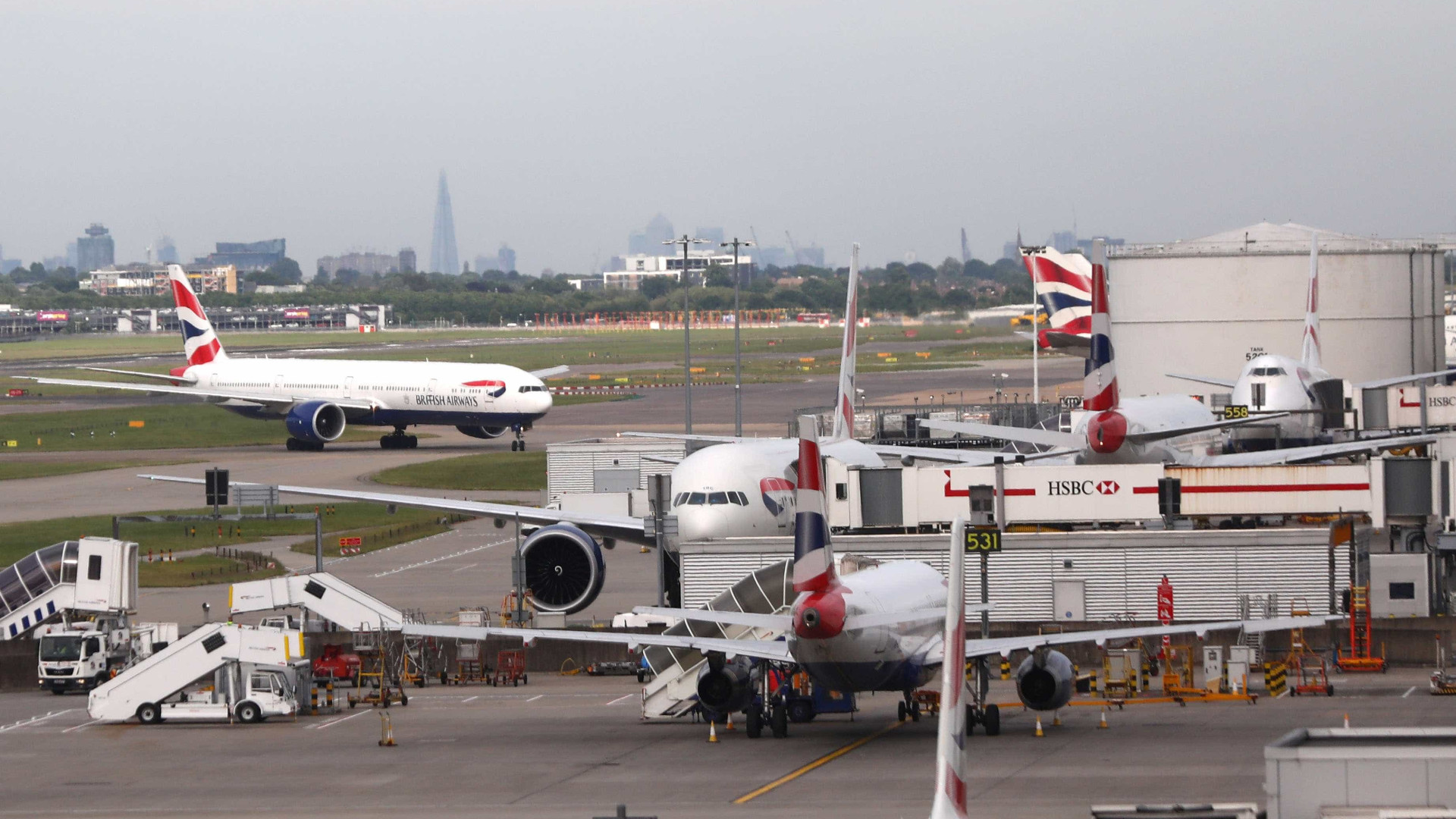Acidente entre dois aviões causa caos em aeroporto de Londres
