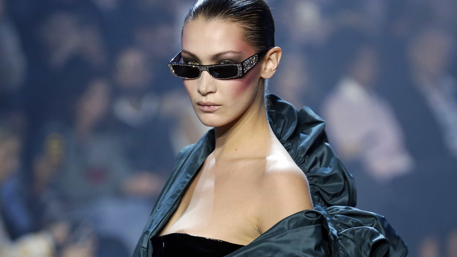 Óculos com glitter prometem ser hit da temporada de moda